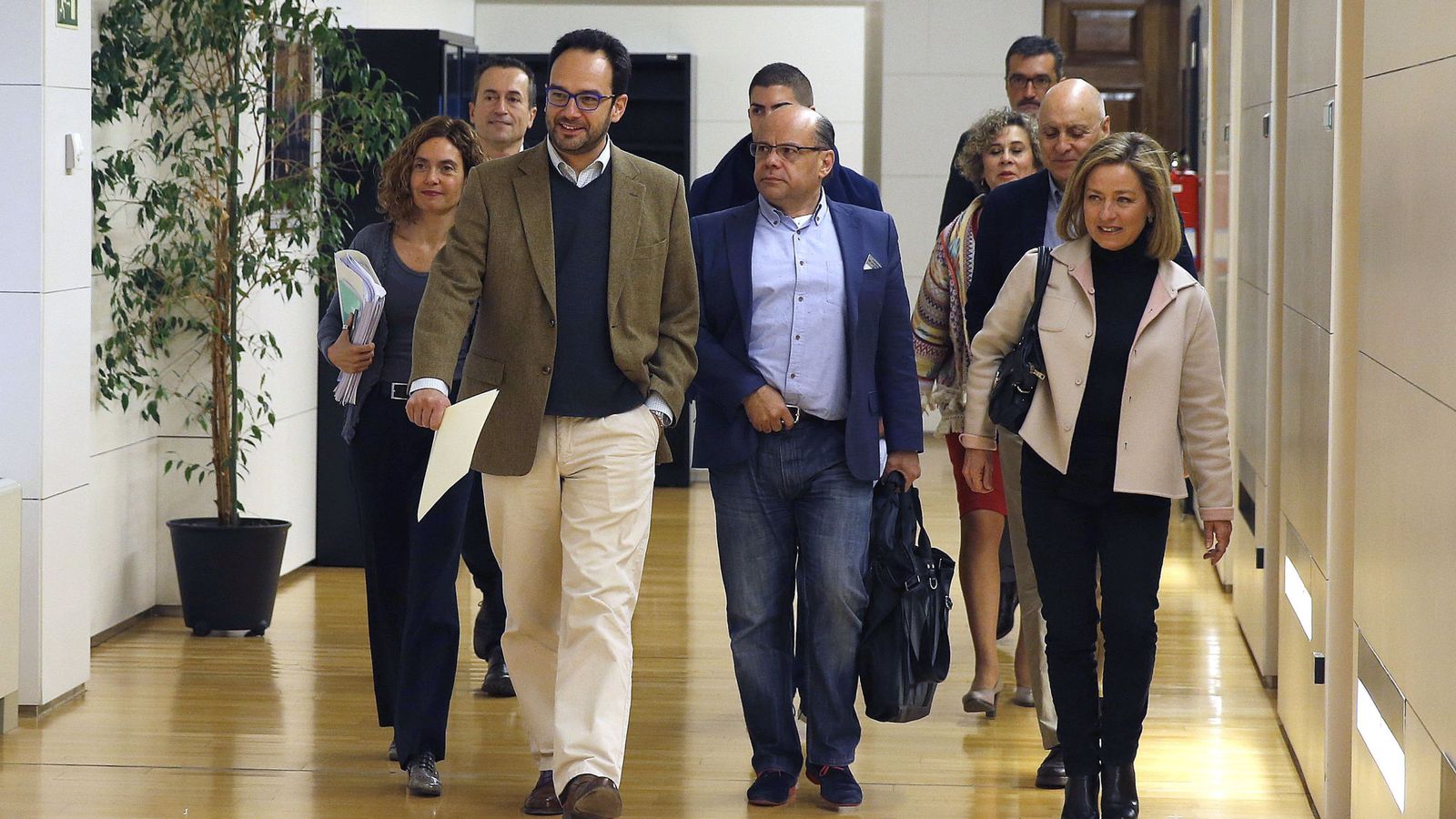 Foto: El socialista Antonio Hernando y los nacionalistas canarios José Miguel Barragán y Ana Oramas, al frente de los dos equipos negociadores, este 19 de febrero en el Congreso. (EFE)