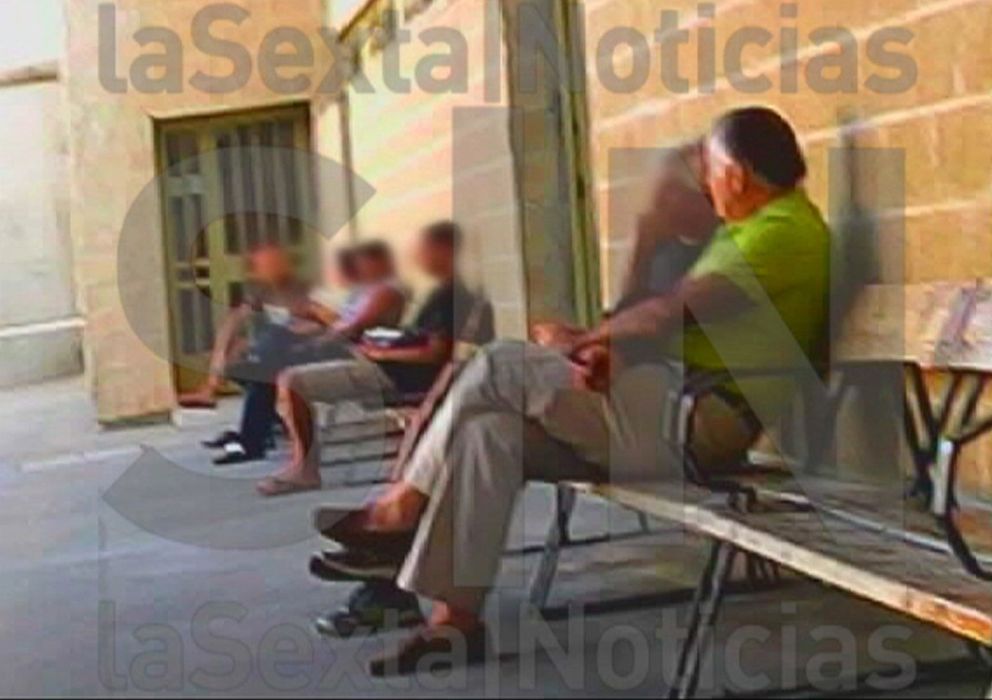 Foto: El extesorero del PP Luis Bárcenas (d) sentado en el patio de la cárcel. (EFE)