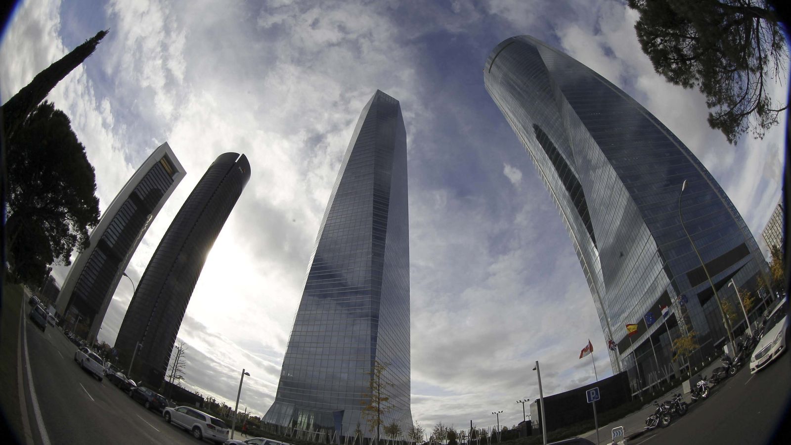 Foto: Las Cuatro Torres del parque empresarial junto al Paseo de la Castellana, uno de los centros financieros de Madrid. (EFE)