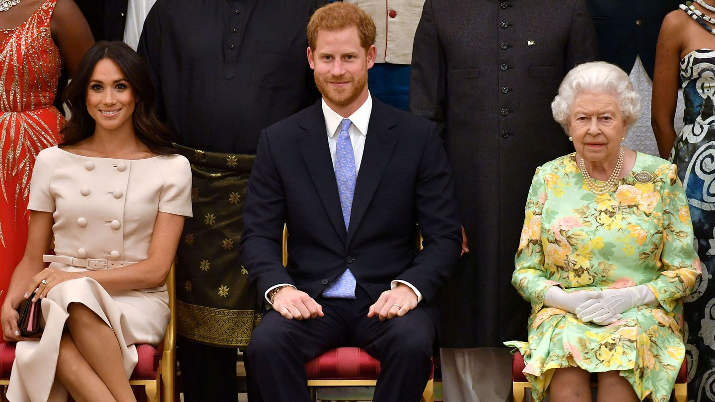 Los duques de Sussex, junto a la reina. (Reuters)