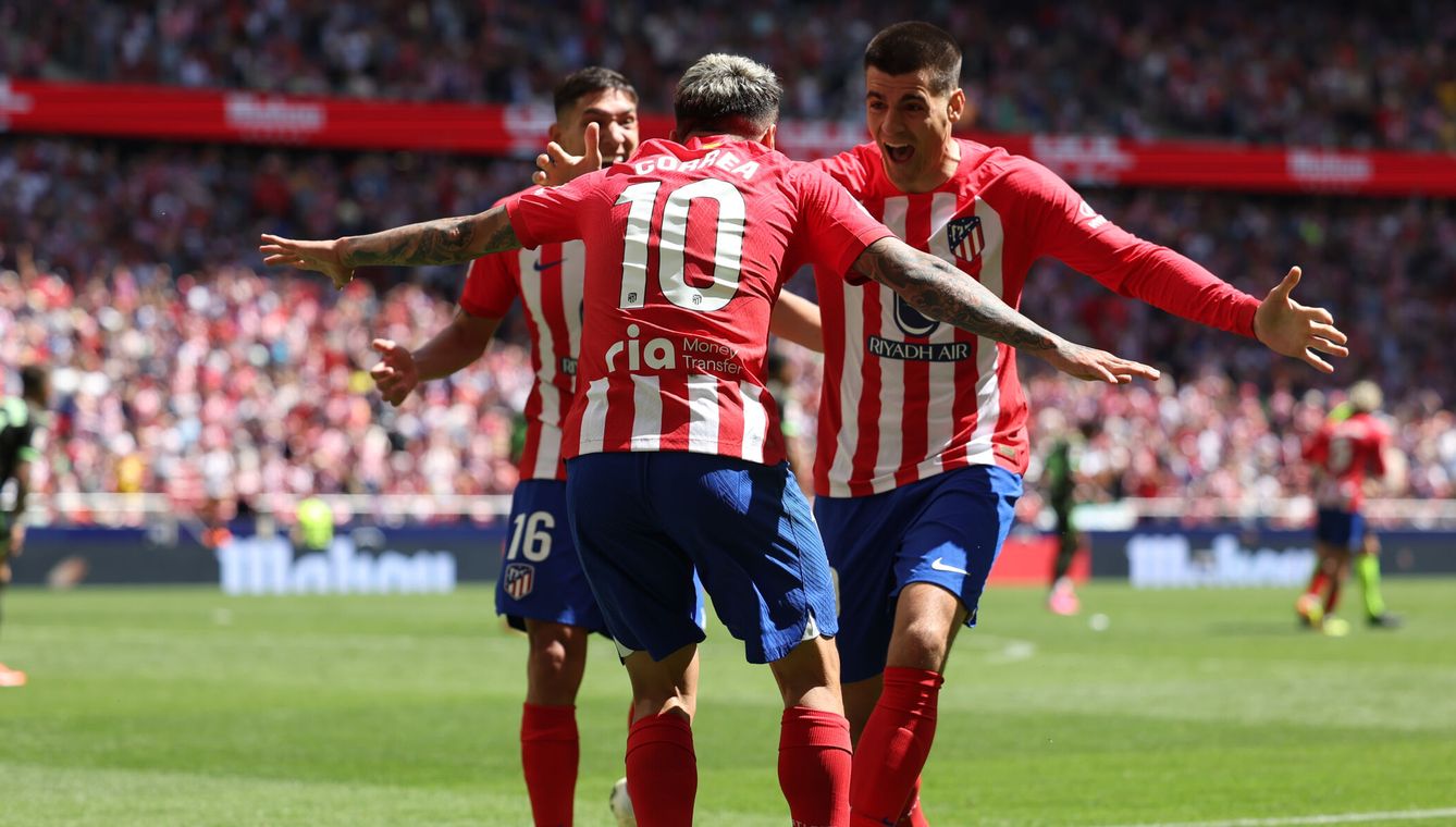 Ángel Correa celebra con Morata y Nahuel Molina su gol ante el Girona (EFE/Kiko Huesca).