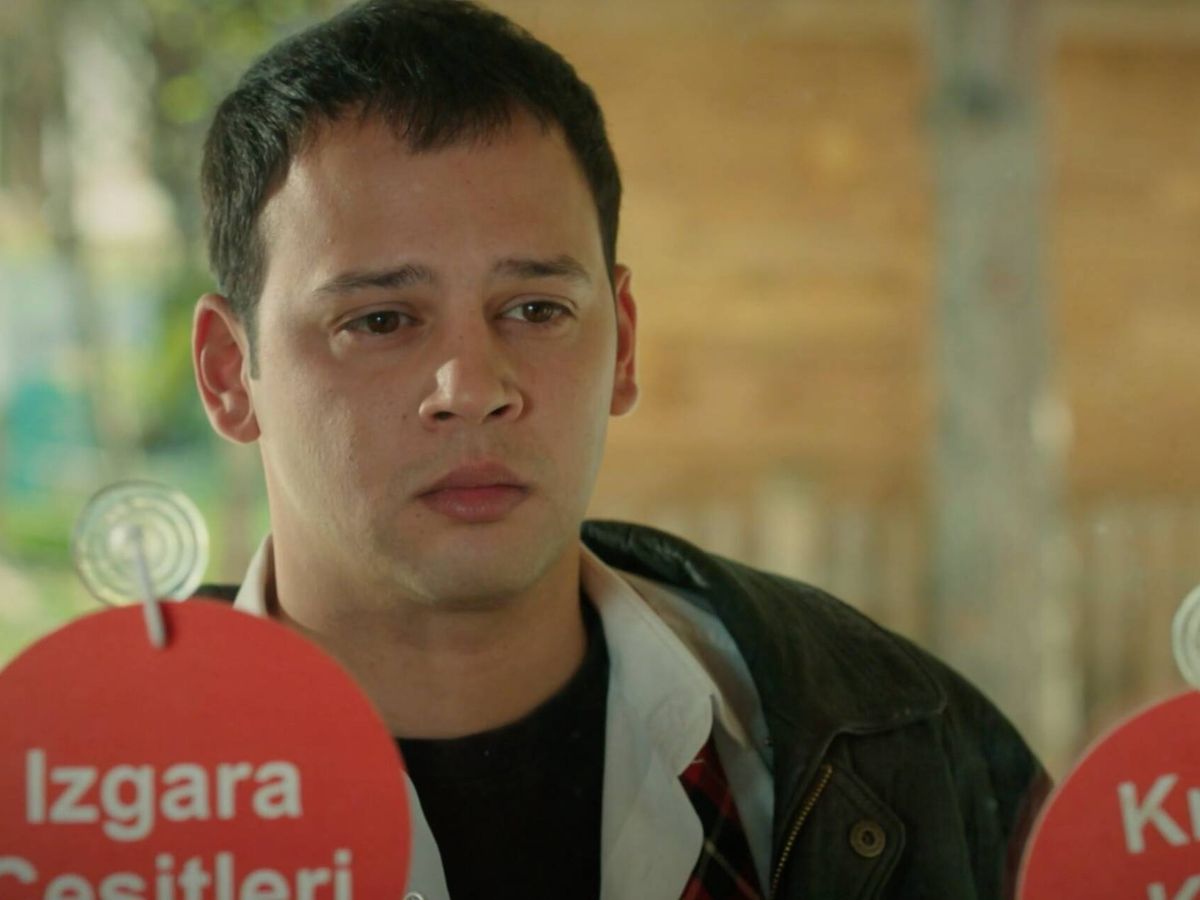 Foto: Oğulcan observa a su padre en el episodio del pasado lunes de 'Hermanos'. (Atresmedia)