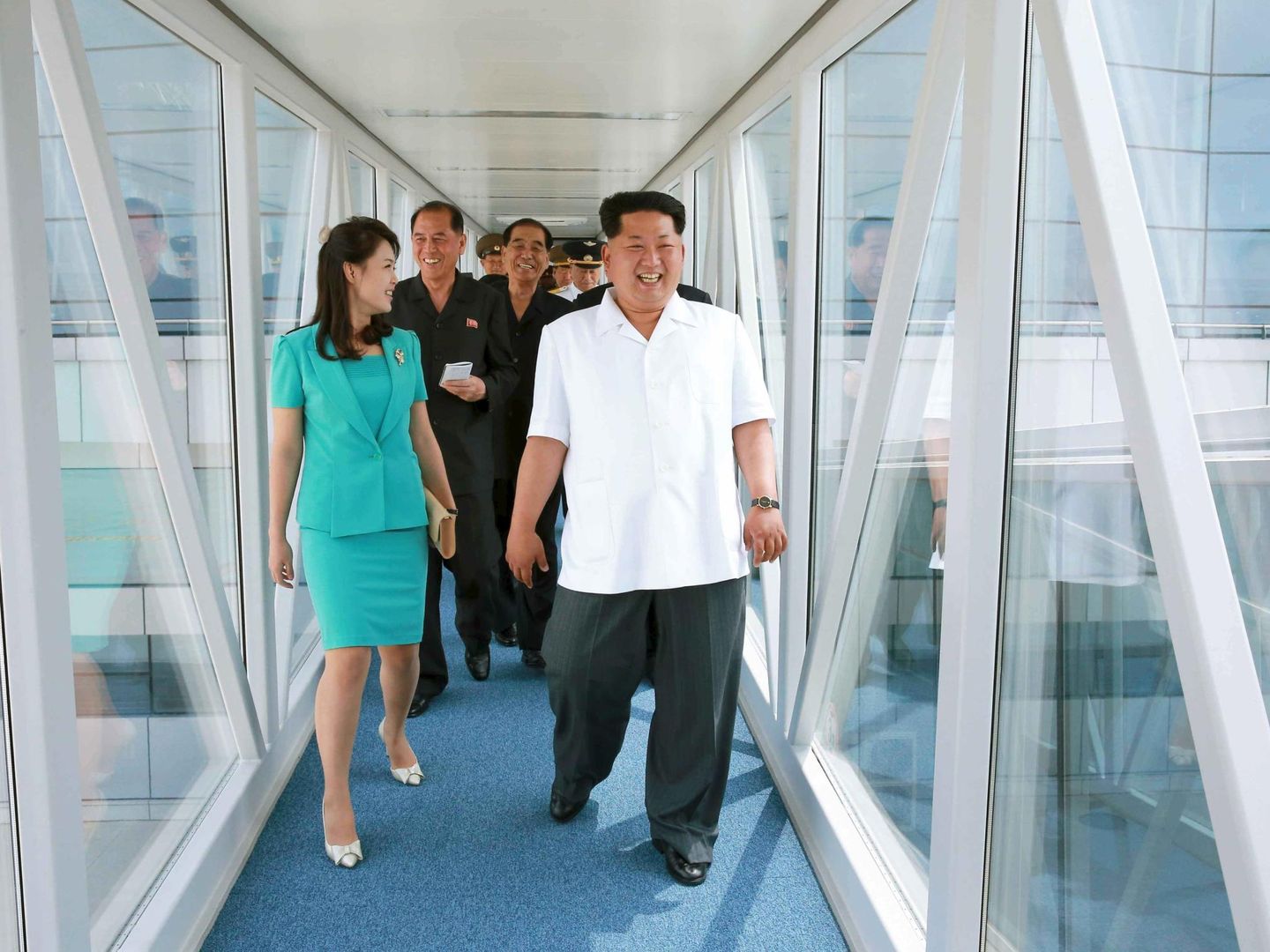 Kim Jong-un y su esposa Ri Sol Ju durante una visita a la nueva terminal del Aeropuerto Internacional de Pyongyang, en junio de 2015. (Reuters)