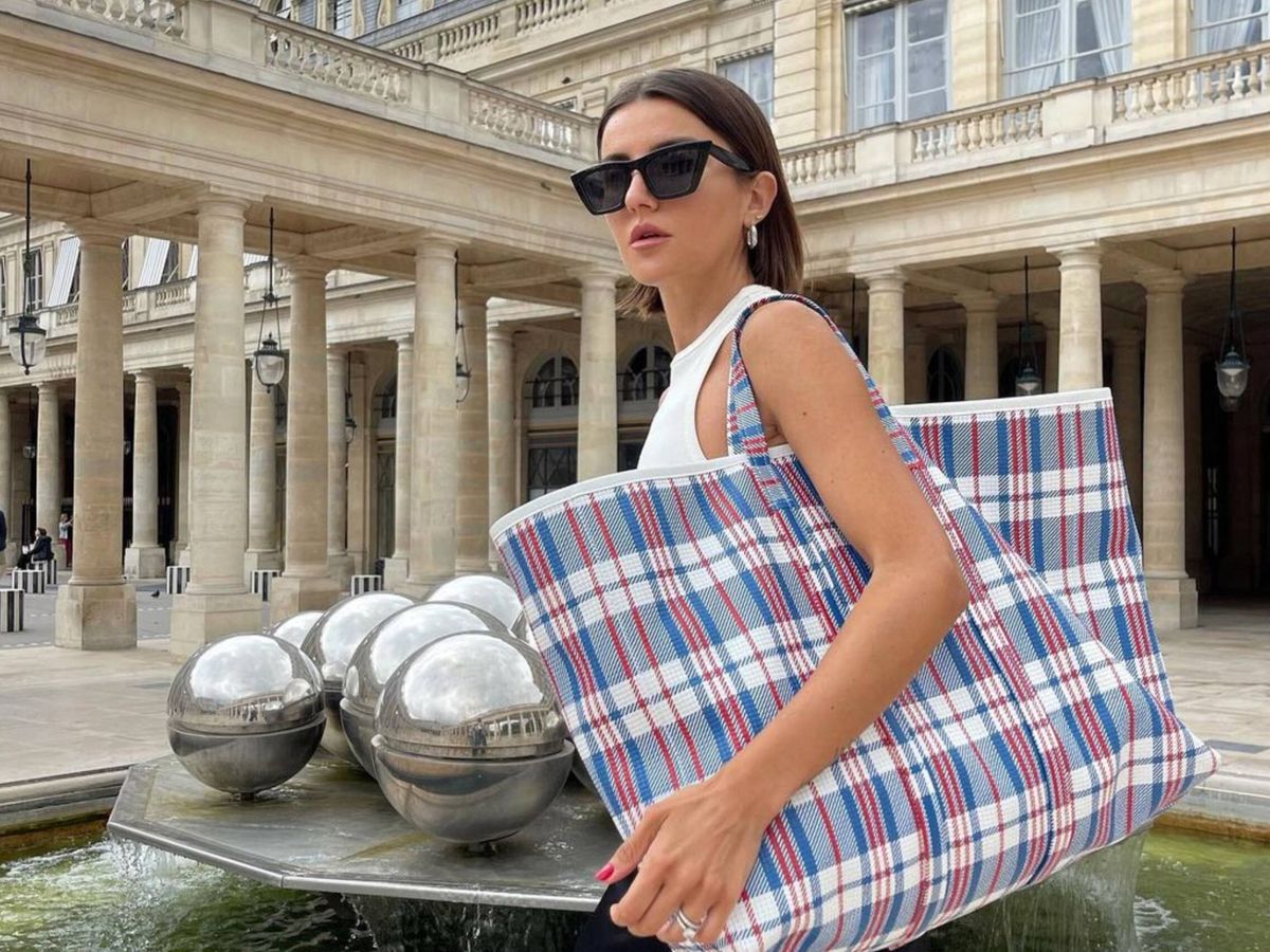 Foto: La influencer española Alexandra Pereira, con el bolso de Balenciaga. (Instagram @alexandrapereira)