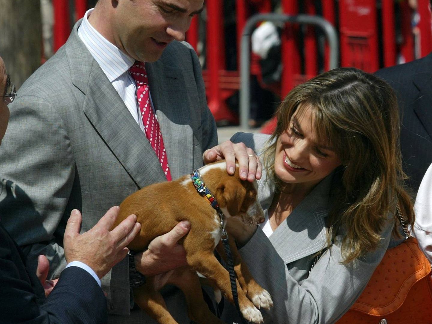 Felipe y Letizia acarician un perro en una imagen de archivo. (Cordon Press)