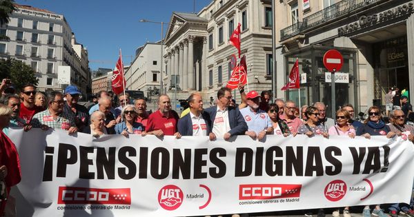 Foto: Manifestación de pensionistas frente al Congreso de los Diputados. (EFE)