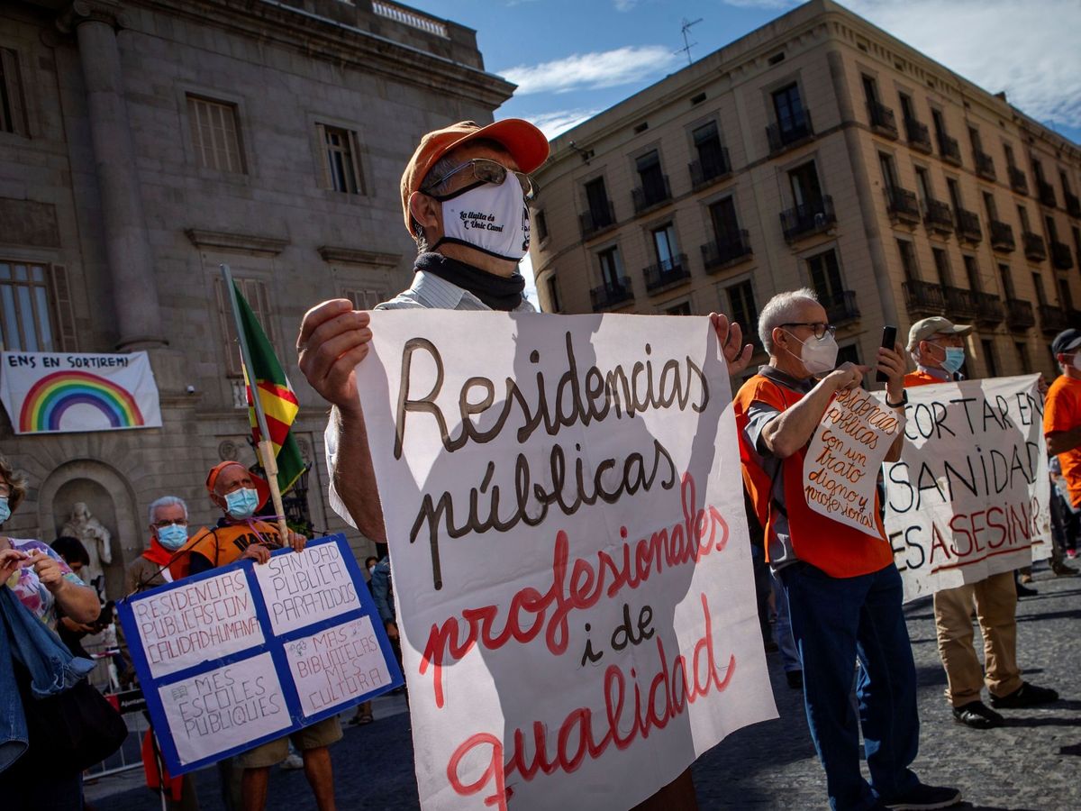 Foto: Concentración en la plaza Sant Jaume en Barcelona para pedir responsabilidades por las muertes por covid en las residencias. (EFE)