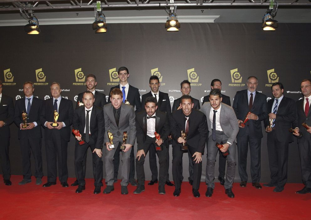 Foto: Todos los premiados tras la gala de la LFP (Efe).