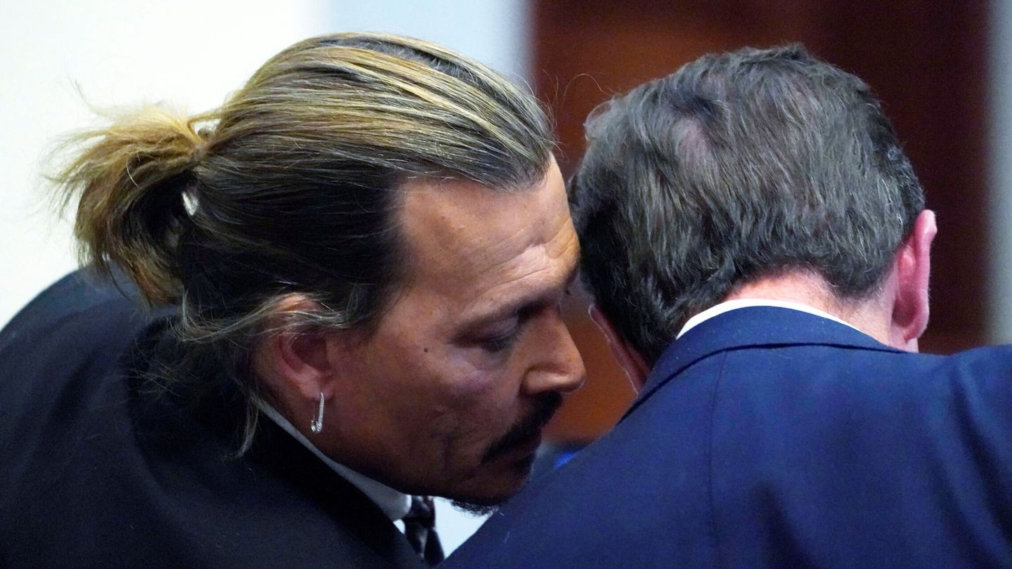 Johnny Depp habla con su abogado en la corte. (Reuters/Herber)