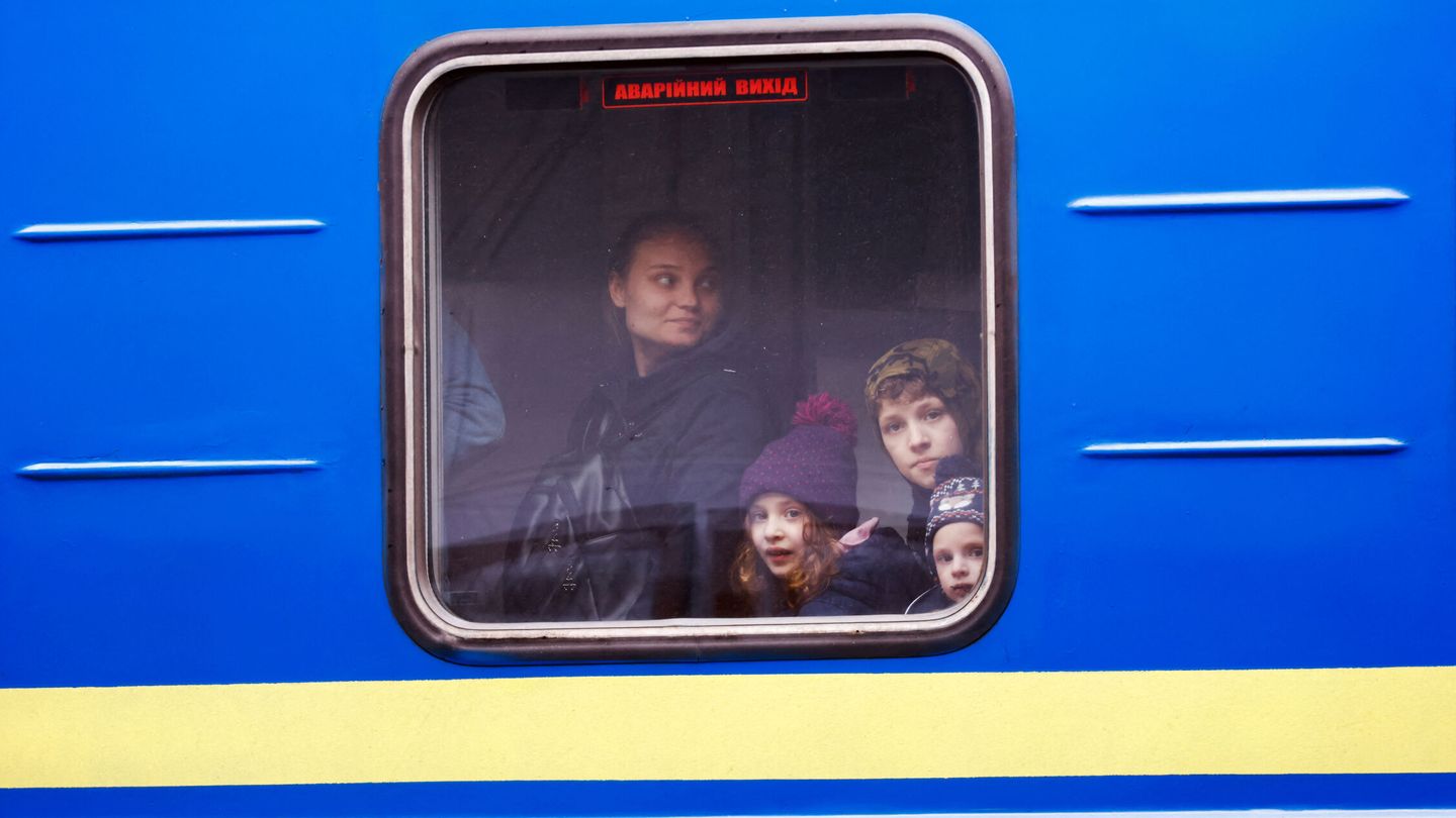 Una familia refugiada ucraniana llega desde Odesa a Polonia, en abril de 2022.  (Reuters/Darrin Zammit)