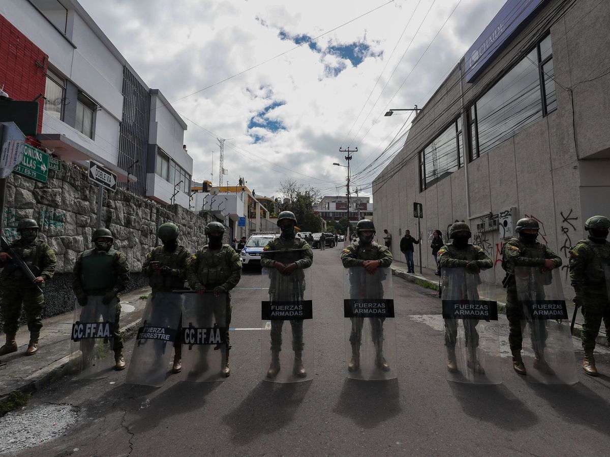 Foto: Militares custodian las zonas aledañas a la estación Radio Canela, a donde llegó el presidente de Ecuador, Daniel Noboa, para ofrecer declaraciones. (EFE/José Jácome)