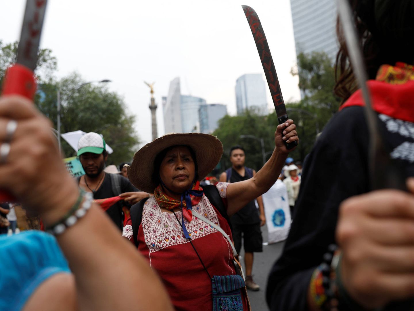 Residentes de San Salvador Atenco, una ciudad cercana al nuevo aeropuerto, protestan con machetes contra el proyecto en México D.F. (Reuters)