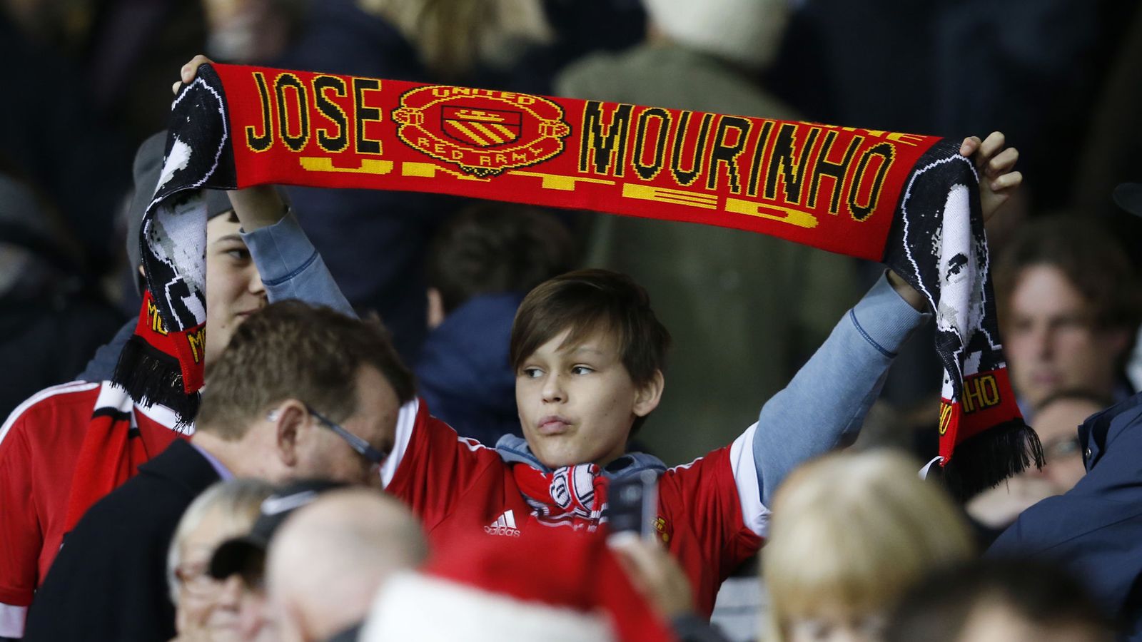 Foto: Un aficionado del Manchester con una bufanda de Mourinho (Reuters).