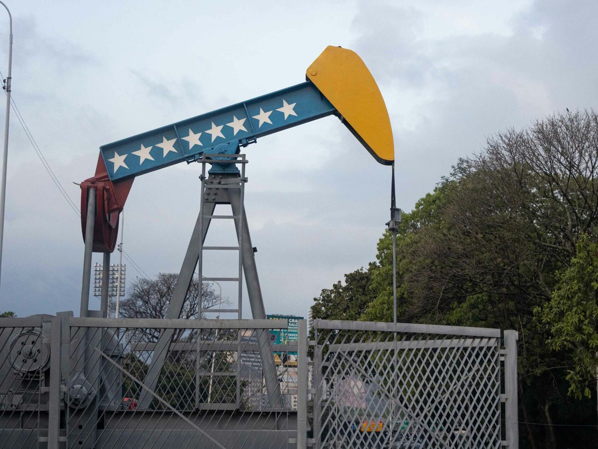 Foto: Fotografía de un balancín de la estatal Petróleos de Venezuela S.A. (EFE/Ronald Peña)