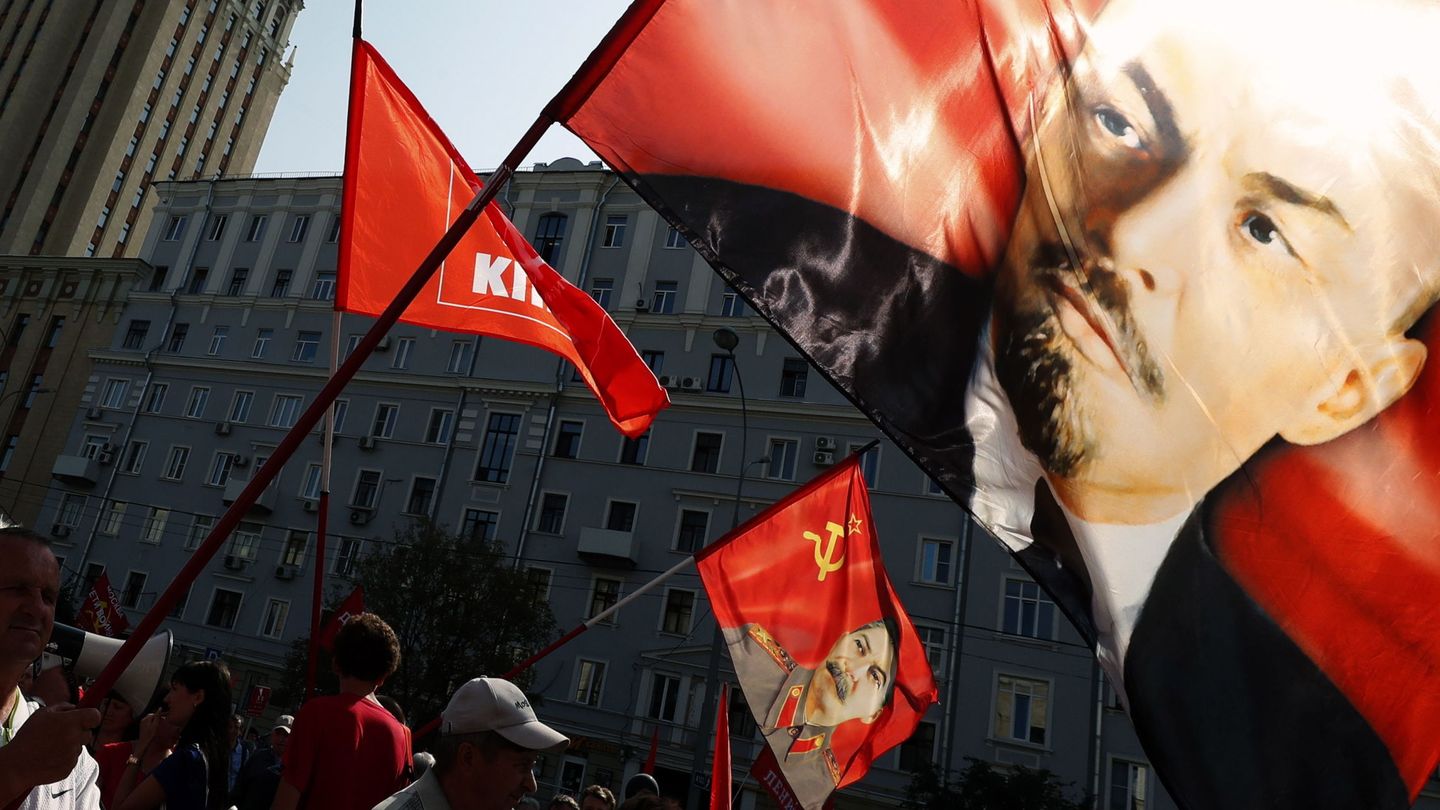 Miembros de un partido de extrema izquierda protestan contra la reforma de las pensiones decretada por Putin, en Moscú, el 2 de septiembre de 2018. (EFE)