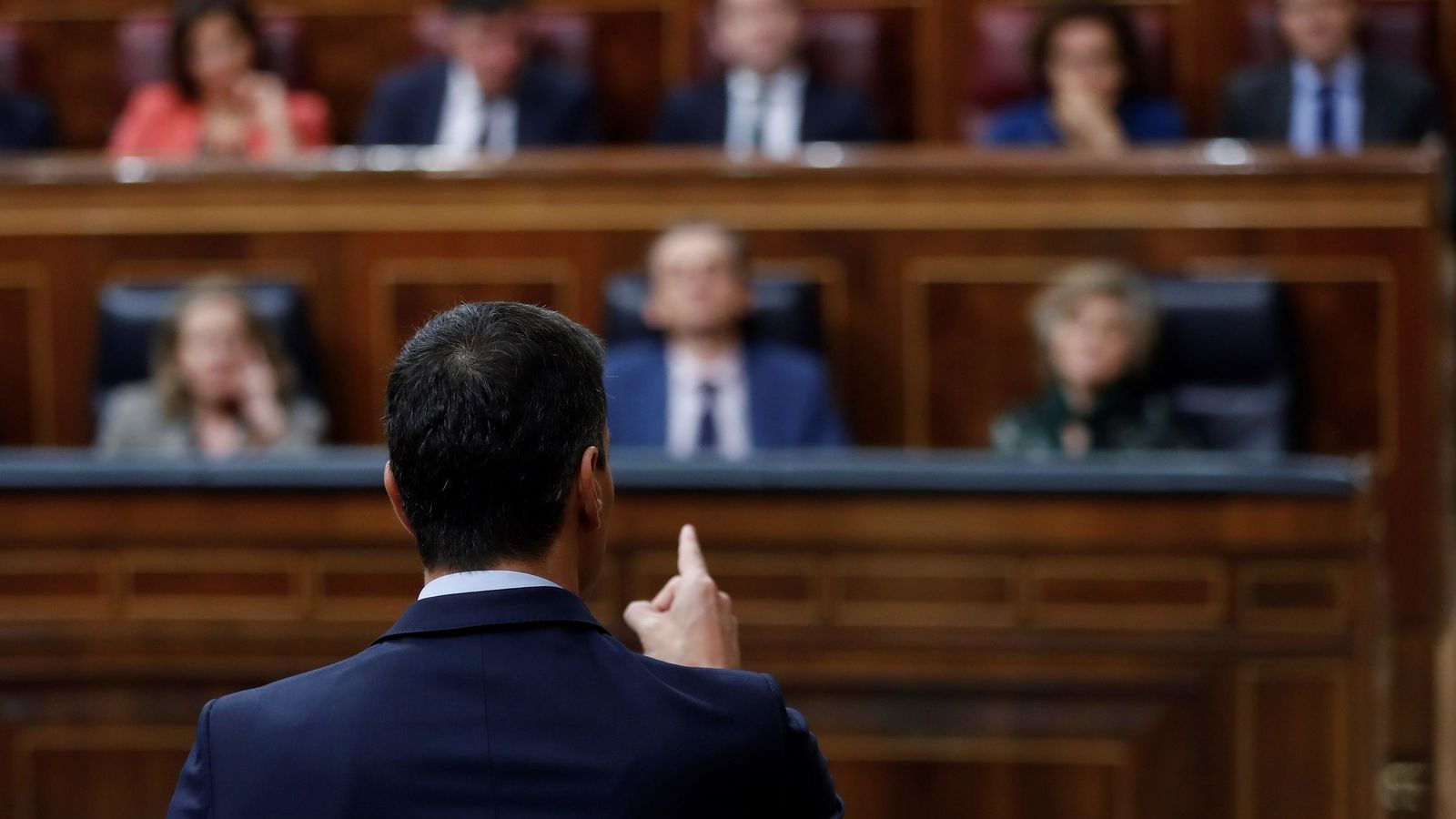 Foto: Pedro Sánchez, dirigiéndose a Pablo Casado en la penúltima sesión de control del Congreso, este 20 de febrero. (EFE)