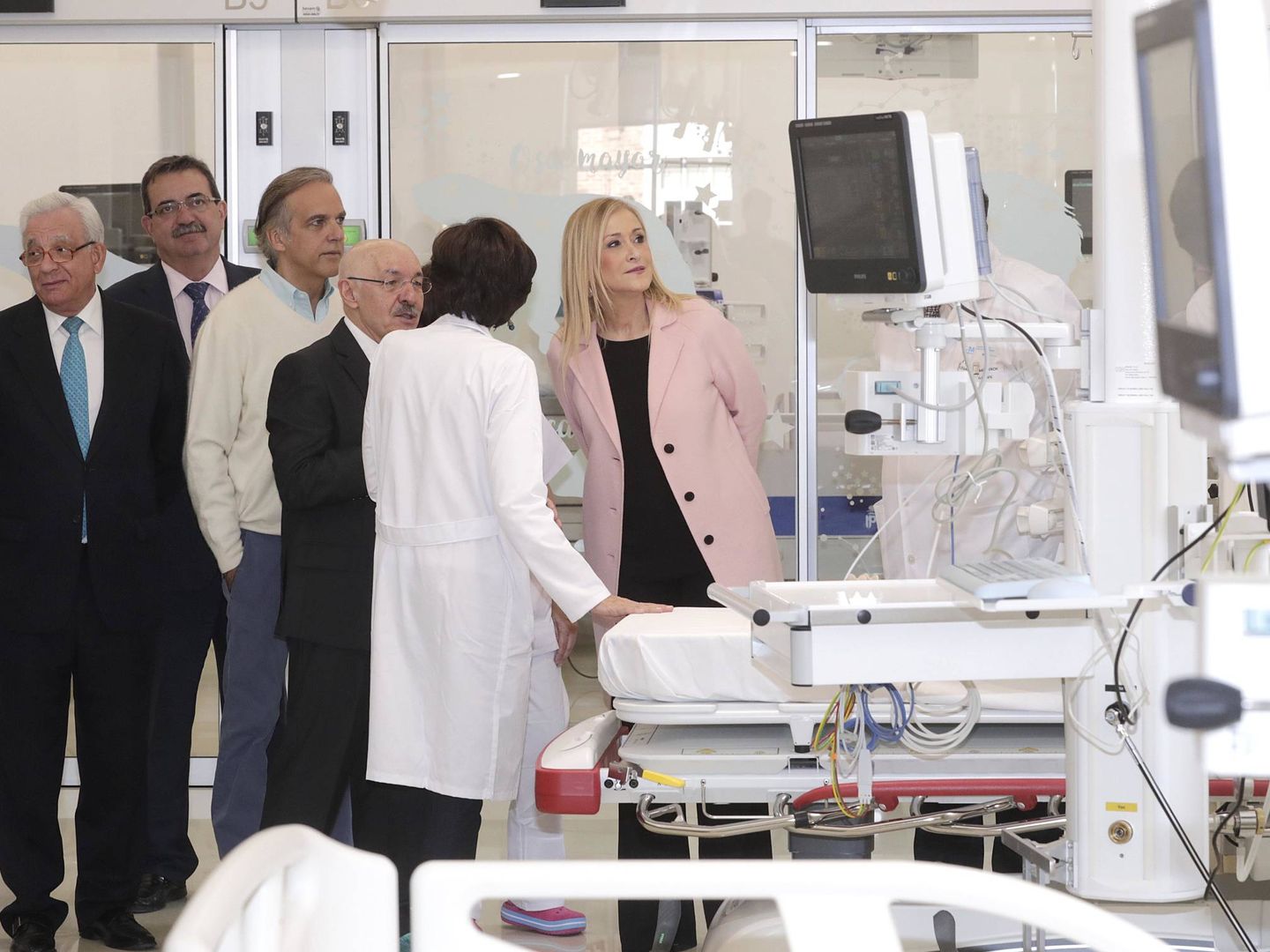 La presidenta de la Comunidad de Madrid, Cristina Cifuentes, con Paco Arango y otros directivos del Hospital Niño Jesús. (EC)
