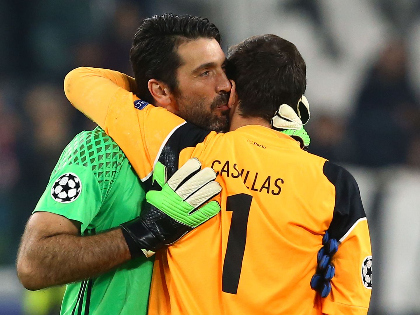 Buffon y Casillas se saludan tras un Juve-Oporto, de la Champions. (Reuters)