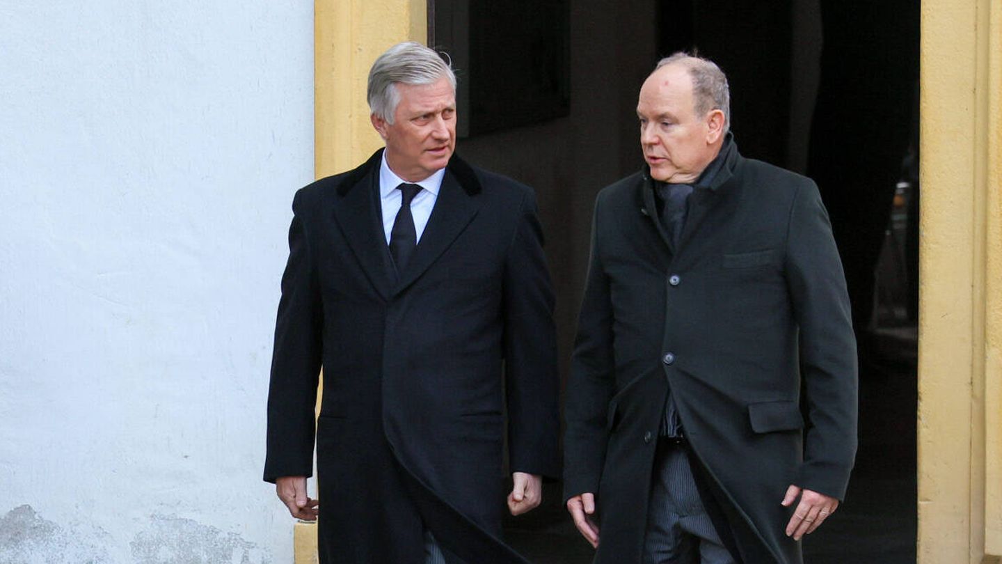 Felipe de Bélgica y Alberto de Mónaco, en el funeral de Max de Baden. (Gtres/People Picture/SplashNews.com)