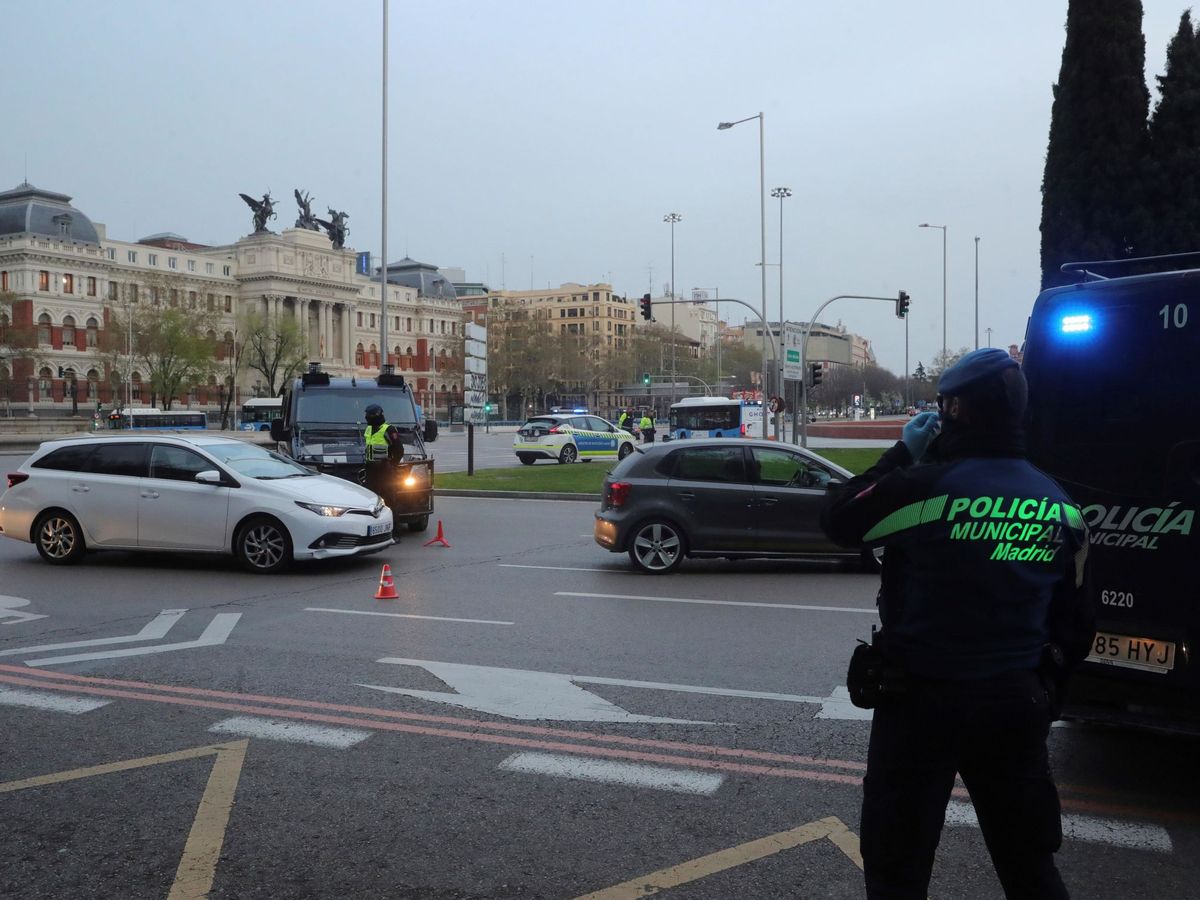 Foto: Agentes de la Policía Municipal montan guardia frente a la estación de Atocha en Madrid. (EFE)