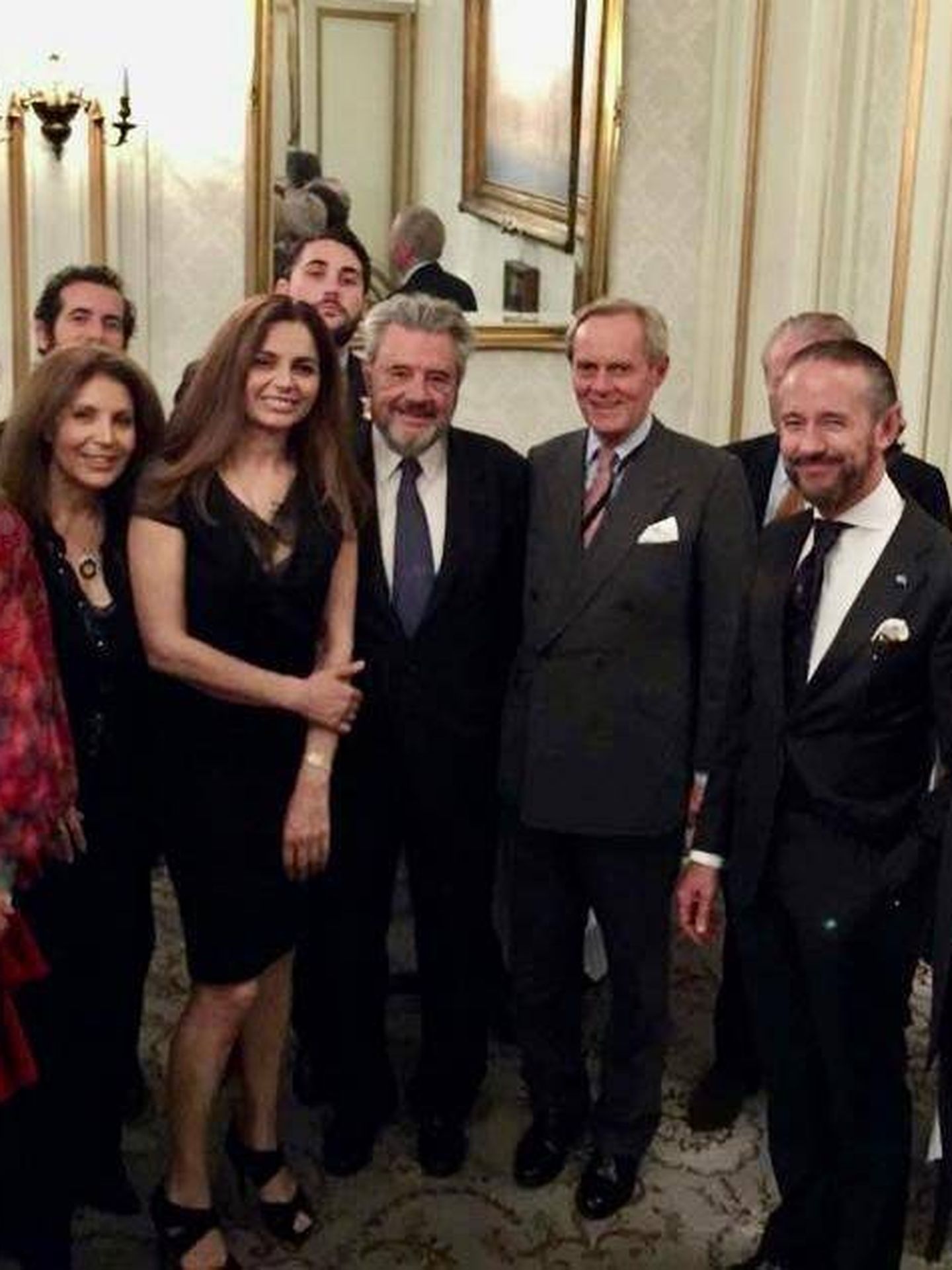 Massumeh, Nasrin Zhiyan, el duque de Sevilla, el duque de Wellington y el conde de Alba, en el Royal Naval Club de Londres. (Nasrin Zhiyan)