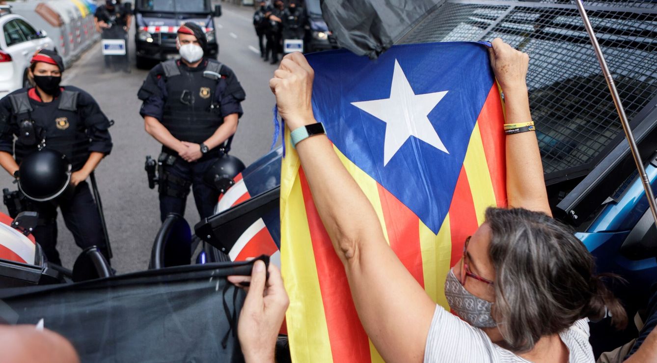 Manifestación cerca del consulado de Italia en Barcelona. (EFE)