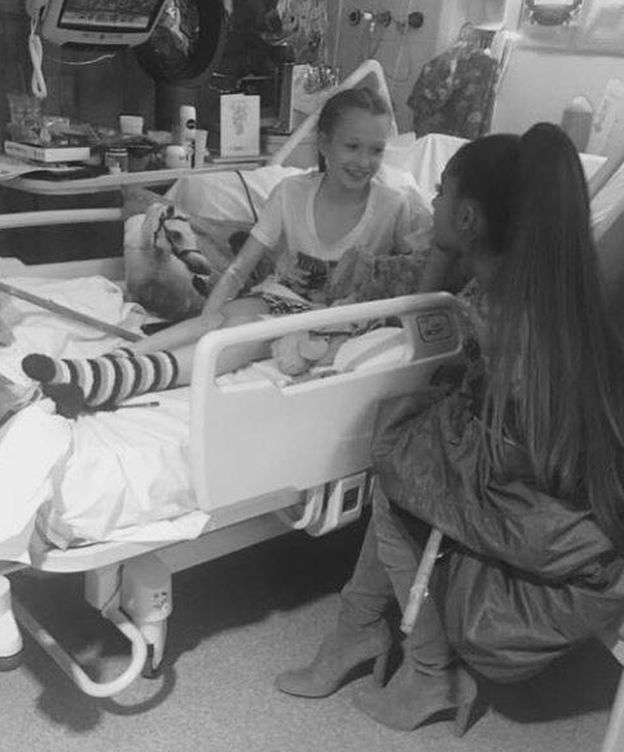 Foto: Ariana durante su visita al Hospital Infantil de Mánchester.