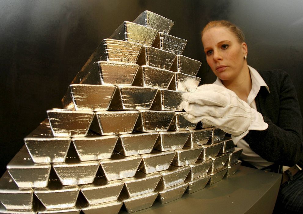 Foto: Una trabajadora del Museo Arqueológico apila 94 lingotes de plata que pesan un total de 500 kilogramos en Herne, Alemania