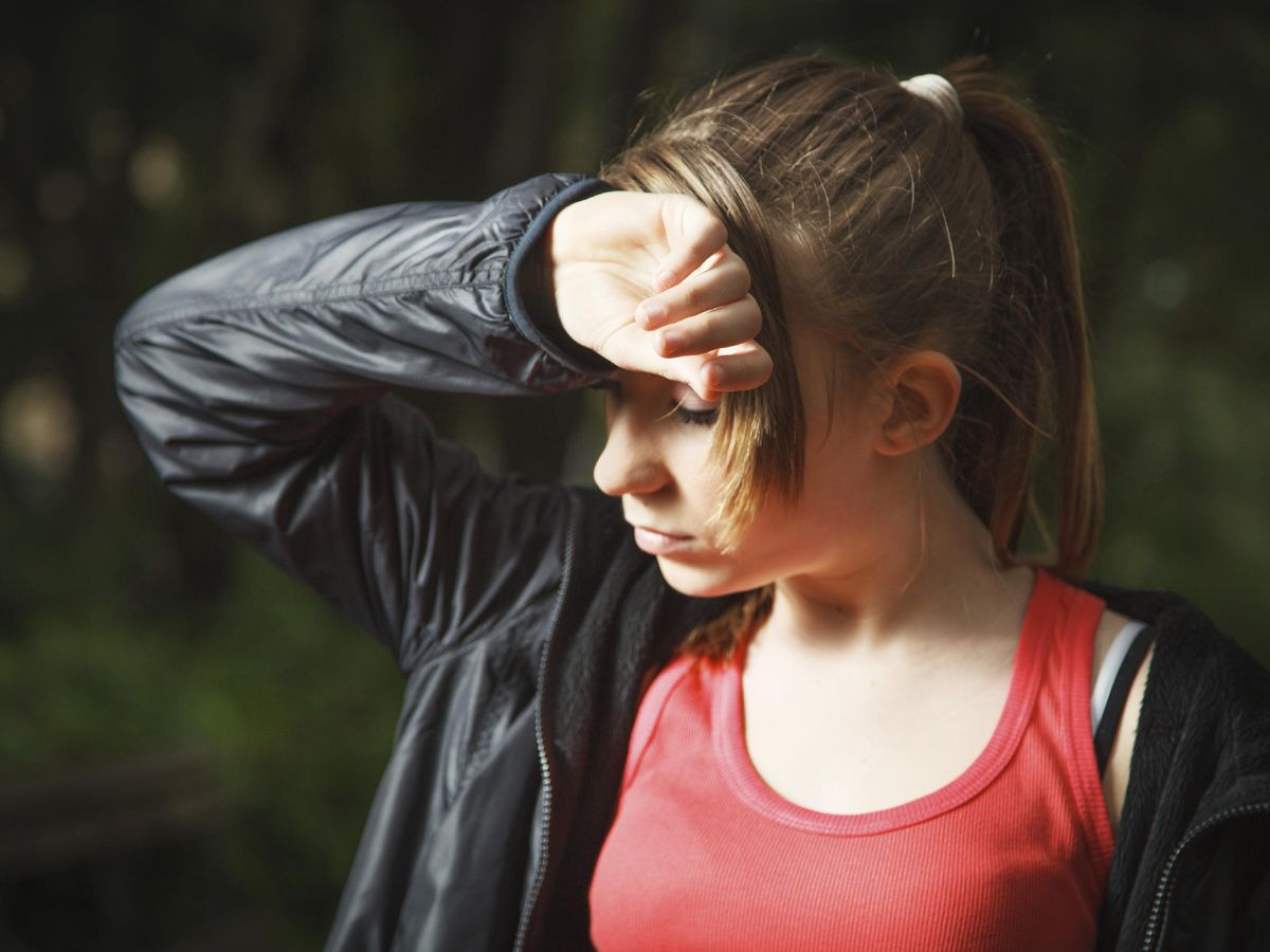 Foto: Son muchos los factores que pueden ocasionar un dolor de cabeza, y debes conocerlos. (iStock)