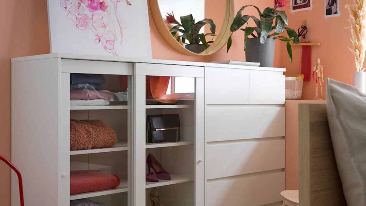 El mueble perfecto para tu salón, que podrás tener en el dormitorio, es este de Ikea