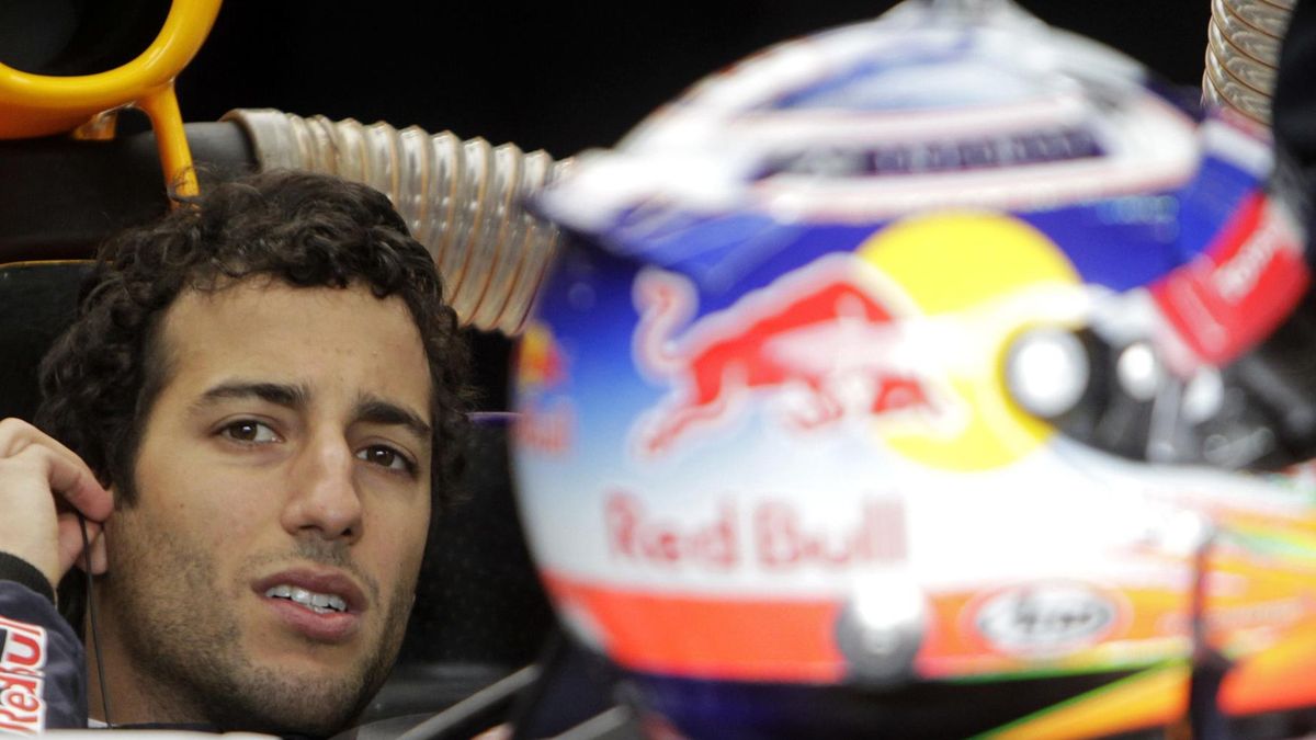 La forma en que Ricciardo le roba la cartera a  Vettel, y van ya...