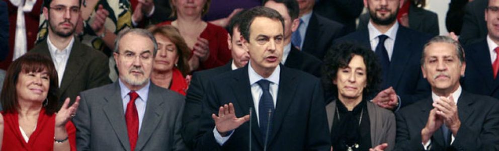 Foto: Zapatero no escatima elogios para Solbes después de sorprenderle con su rebaja fiscal