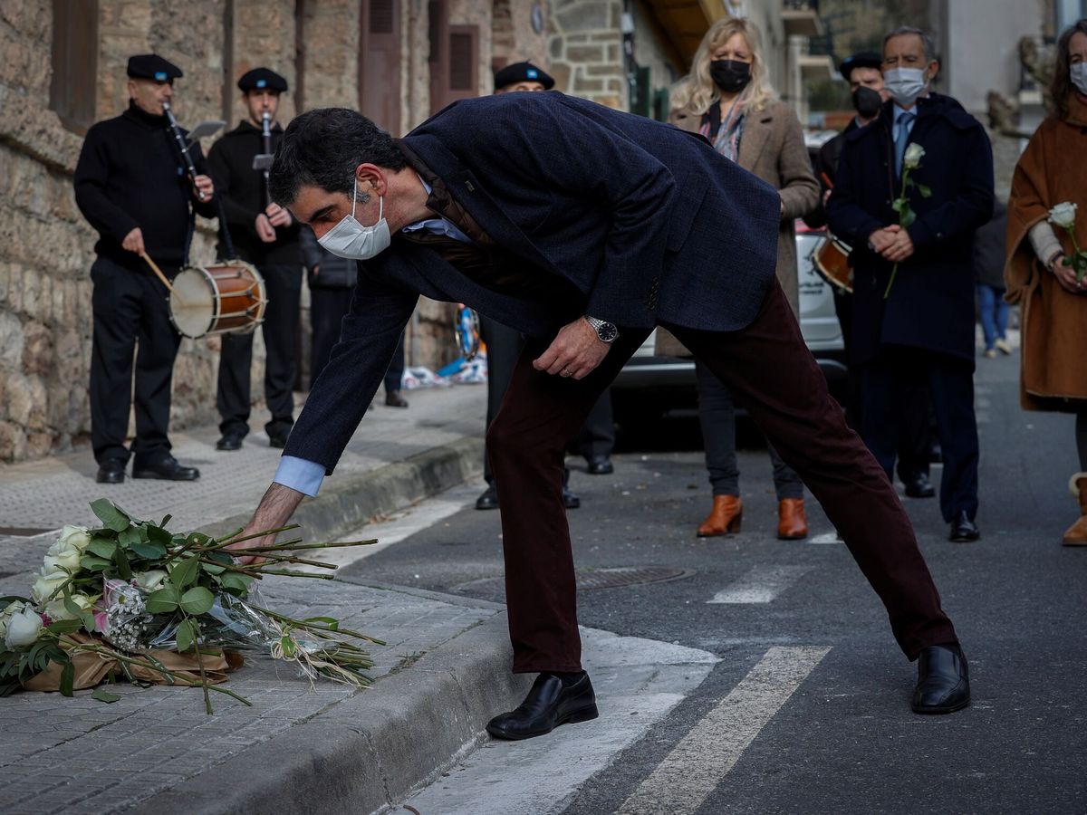 Foto: El alcalde de San Sebastián, Eneko Goia, colocando una flor en la placa en memoria de una víctima de ETA hace un año. (EFE/Javier Etxezarreta)