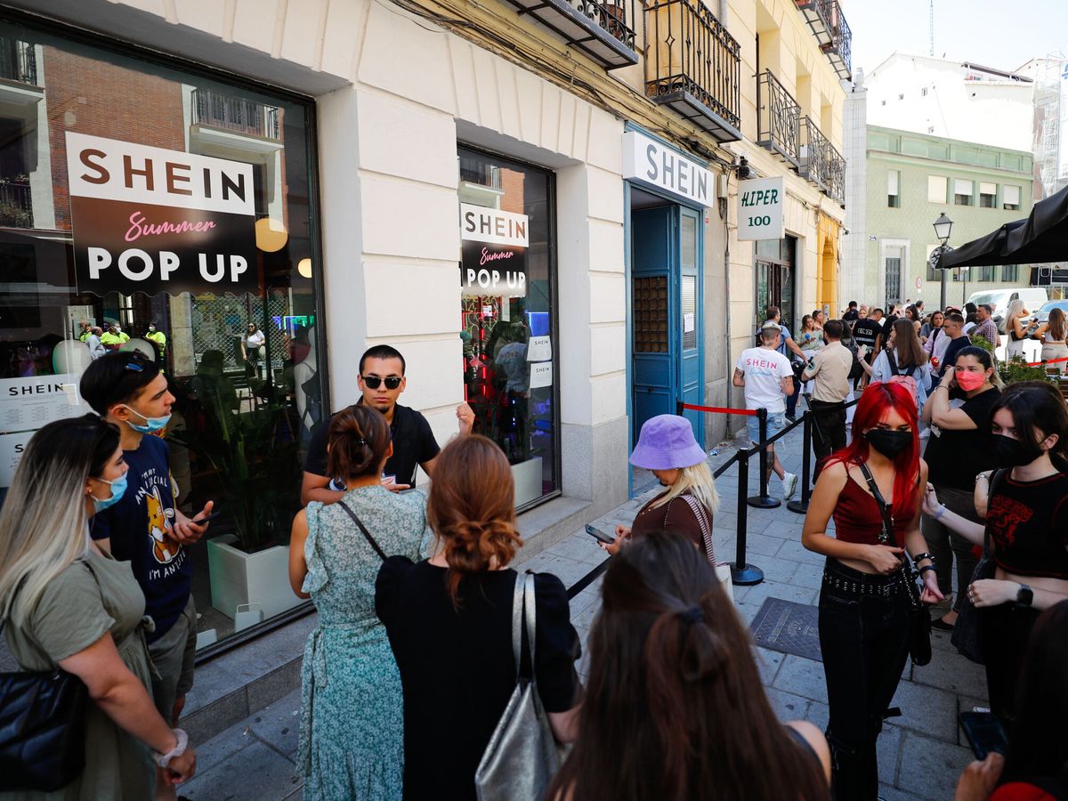Foto: Personas en la cola de la inauguración de la tienda pop-up de Shein en Madrid en junio. (EFE/Luis Millán)