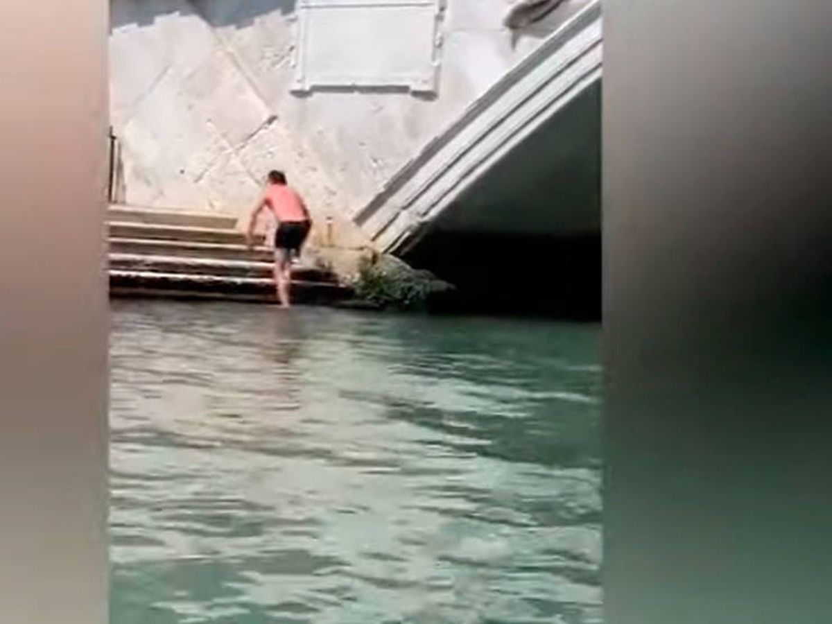 Foto: Los turistas fueron grabados nadando en las aguas del Gran Canal, junto al Puente de Rialto (Foto: YouTube)