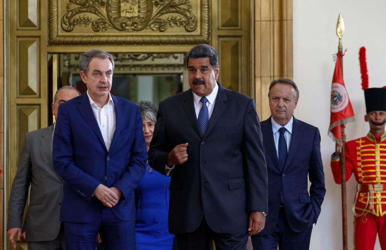 Zapatero (i) junto a Maduro (d) en el palacio presidencial de Miraflores en Caracas. (EFE)