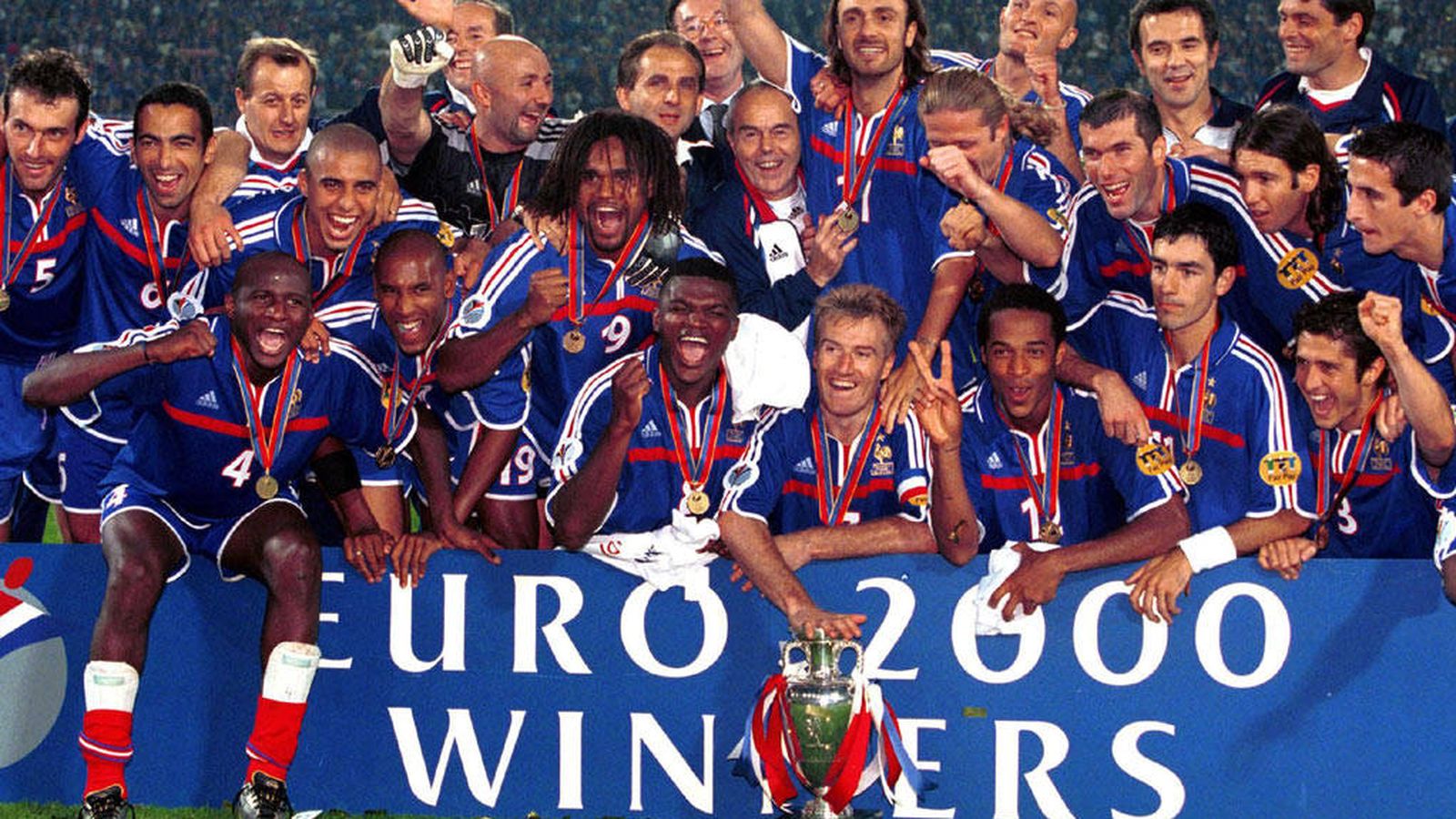 Foto: La selección francesa celebra el título de campeón de Europa (FOTO: FFF).