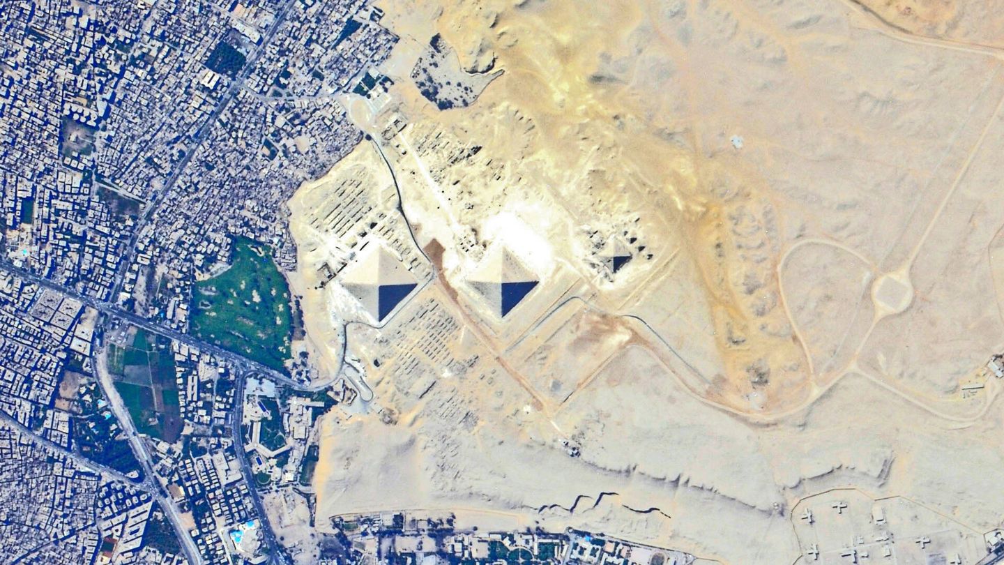 Una civilización de tipo II puede tener telescopios capaces de ver las pirámides como se ven desde la estación espacial internacional. (NASA)