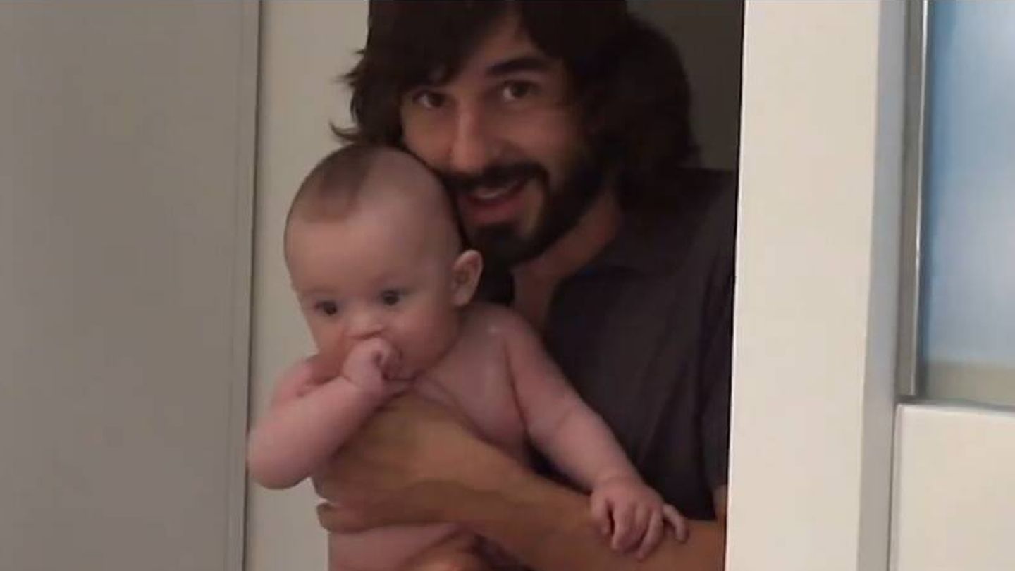 Santi Millán con su hijo Marc en un fotograma del vídeo publicado por Rosa Olucha con motivo del cumpleaños del chico. (Instagram/@rosaolucha)