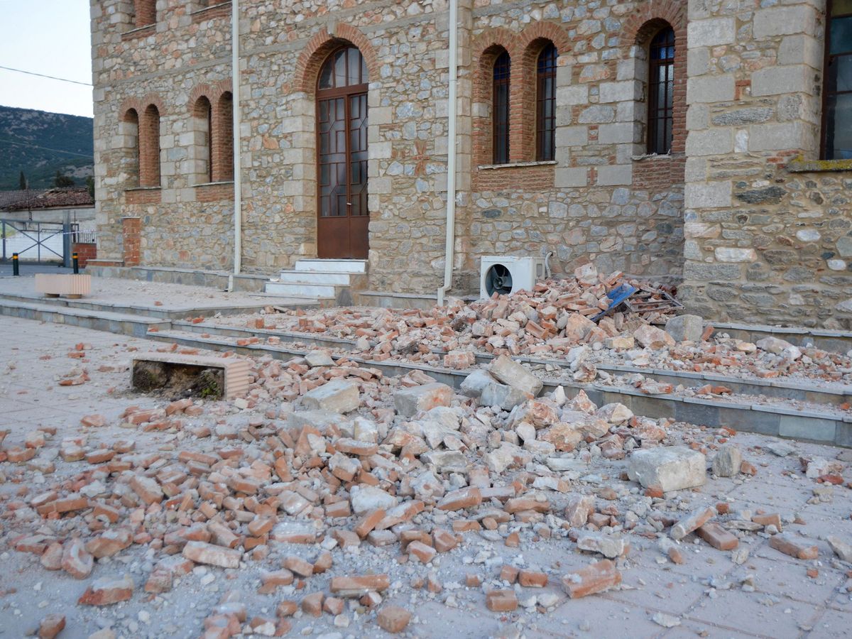 Foto: Los escombros de un edificio en Mesochori, tras el terremoto del 3 de marzo de 2021. (EFE) 