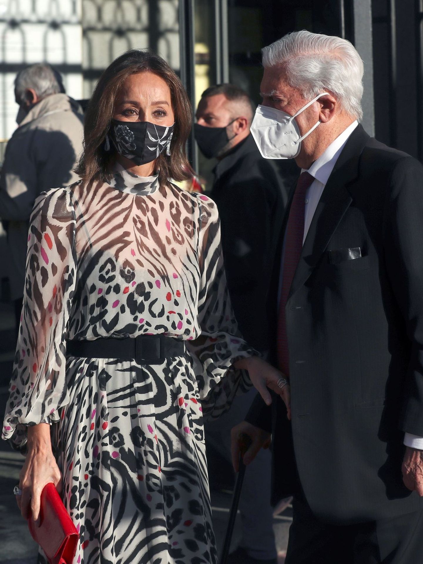 Mario Vargas Llosa y su entonces pareja, Isabel Preysler, a su llegada del Teatro Real para la inauguración de la Temporada 2020-2021. (EFE/Kiko Huesca)
