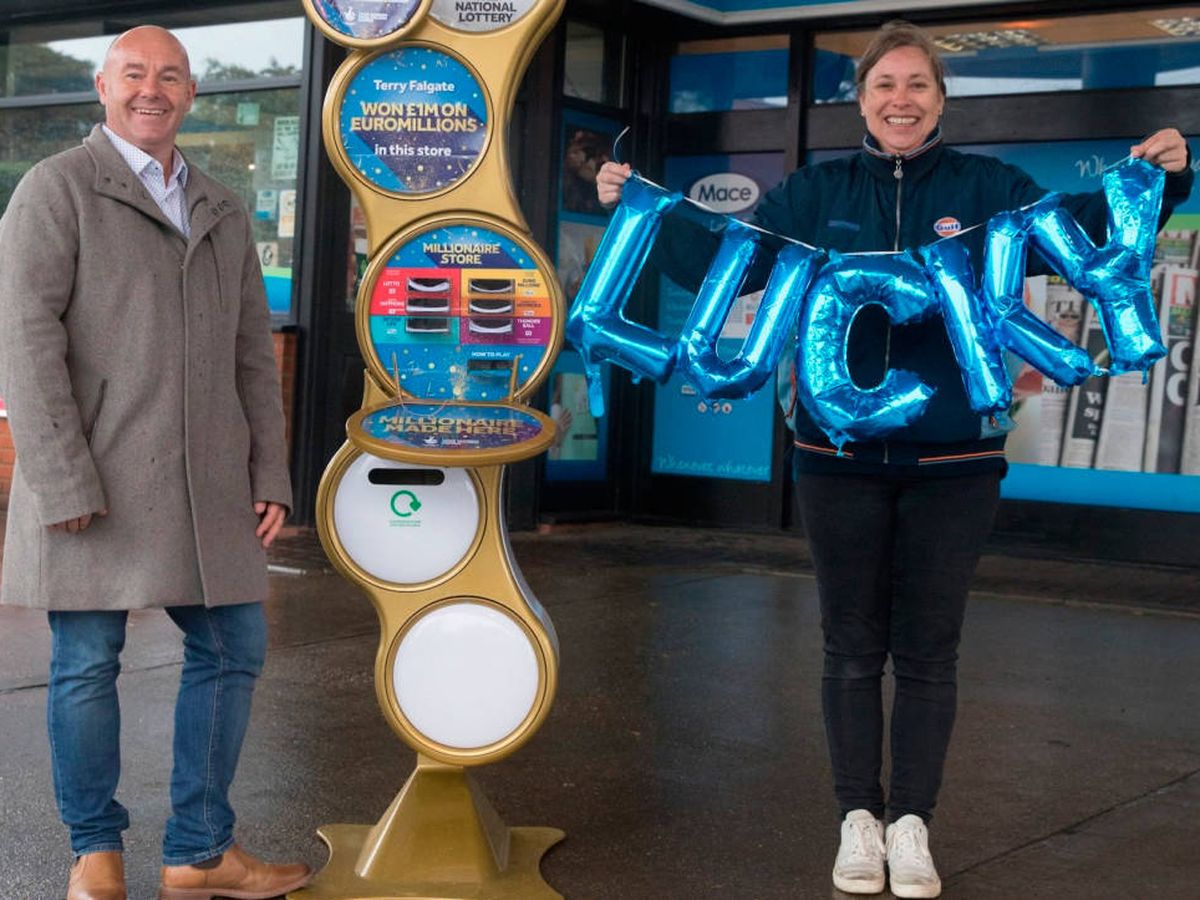 Foto: Terry Falgate, un año después de ganar la lotería, junto a la persona que le hizo millonario (The National Lottery)