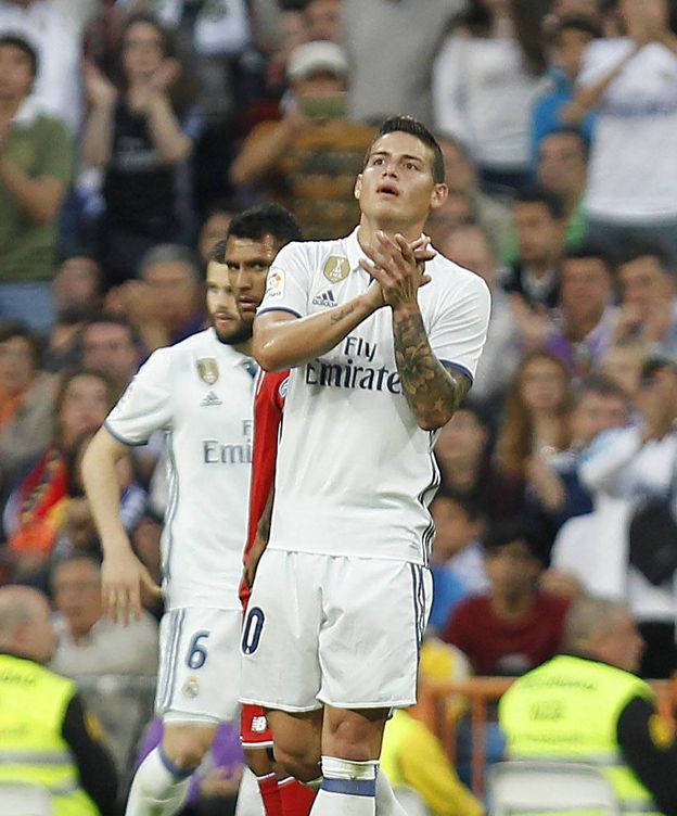 Foto: En la imagen, James Rodríguez se despide de la afición del Real Madrid. (Cordon Press)