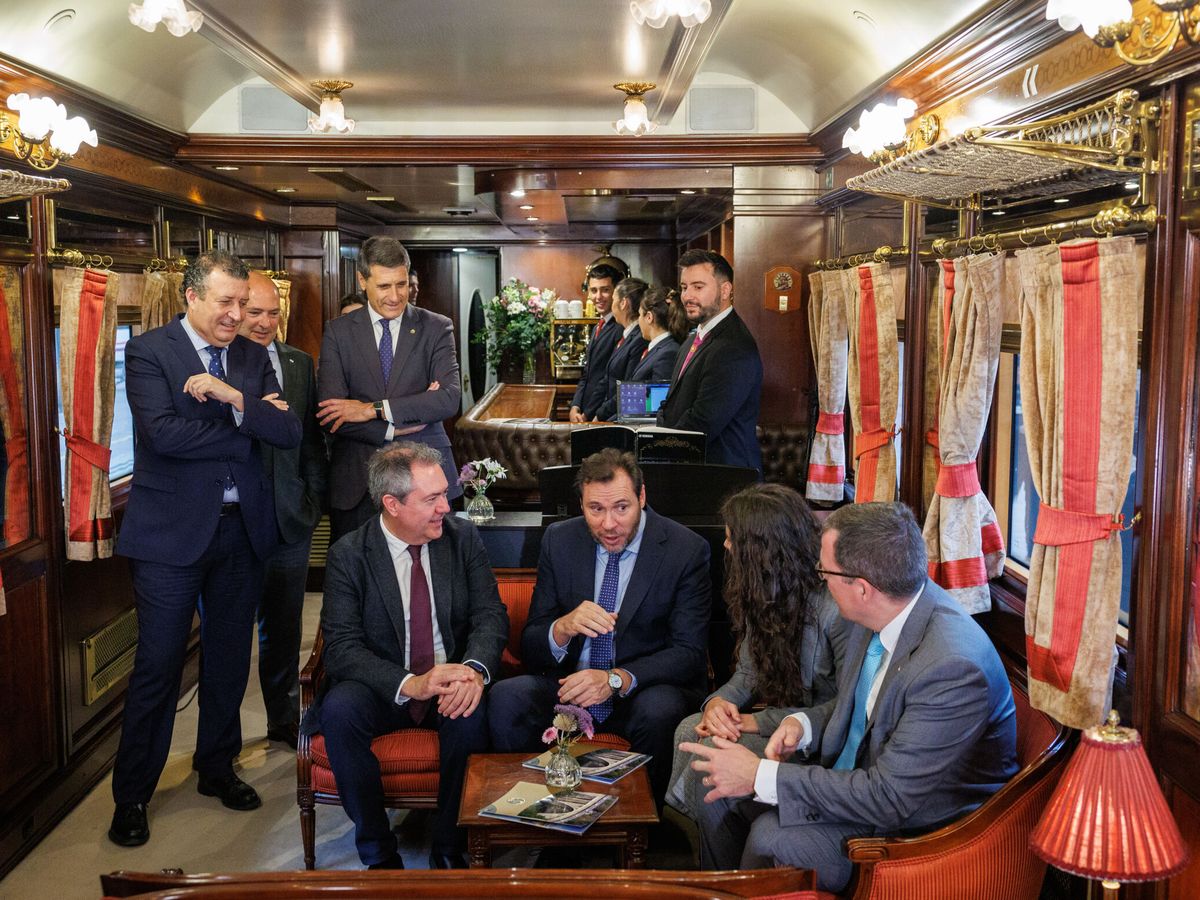 Foto: Óscar Puente, con Juan Espadas y otros cargos socialistas en el tren Al-Andalus, en la estación de Santa Justa. (EFE/Julio Muñoz)
