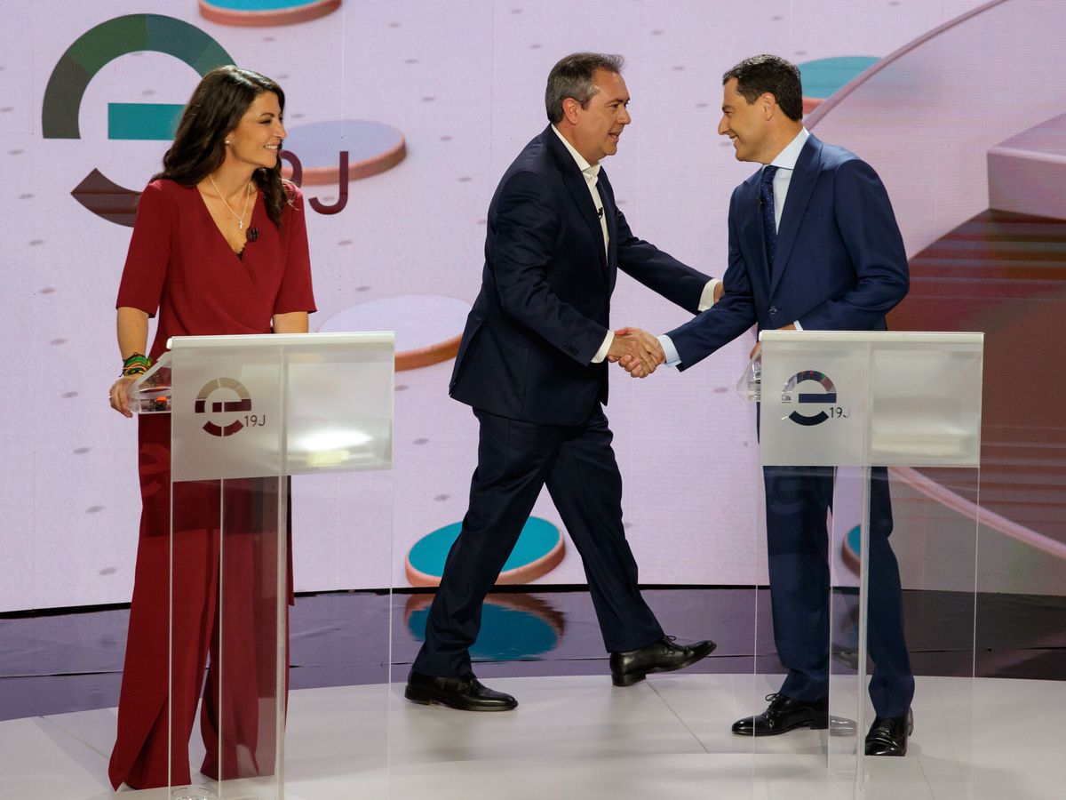 Foto: Juan Espadas saluda a Juanma Moreno en presencia de Macarena Olona, durante el segundo debate electoral. (EFE/Julio Muñoz)