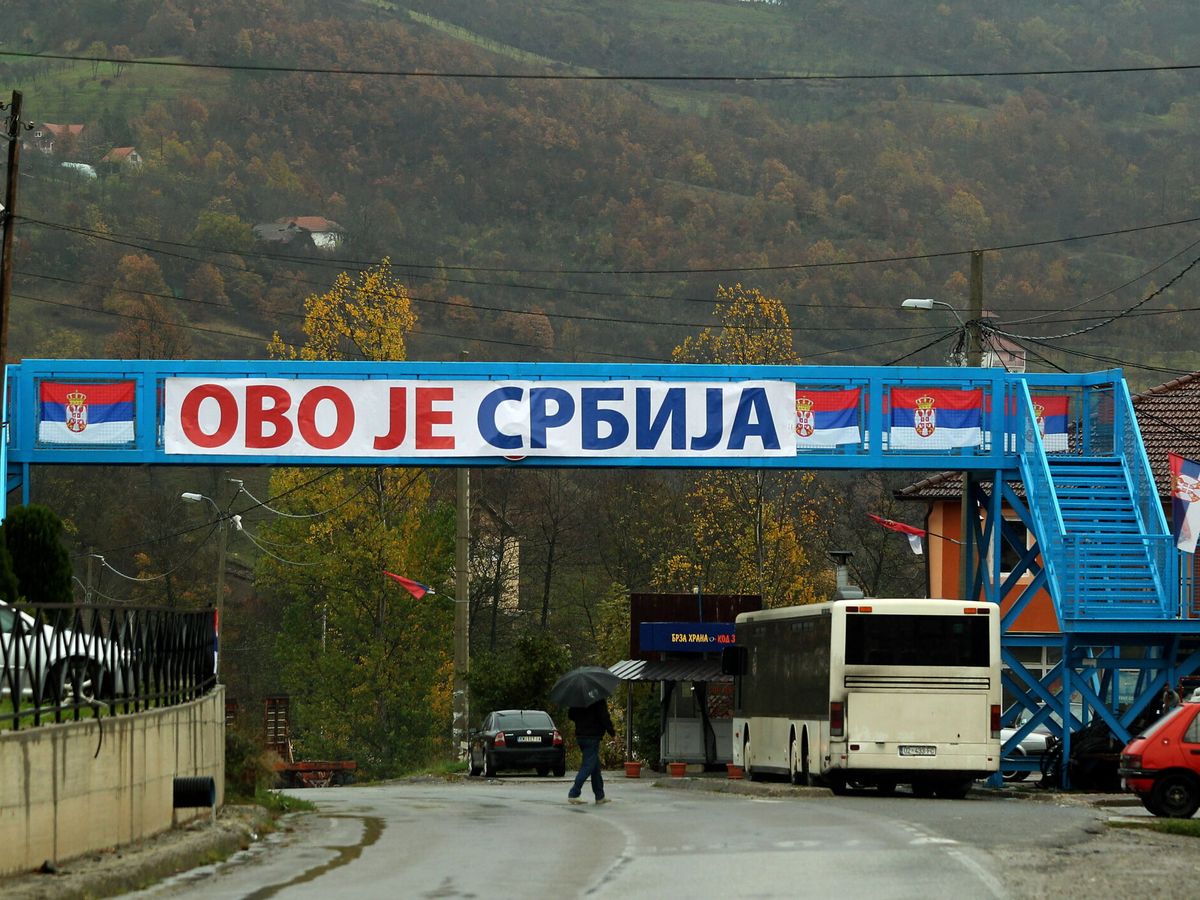 Foto: Una pancarta en Mitrovica el 6 de noviembre donde se lee "Esto es Serbia", en protesta por las matrículas. (EFE/Djordje Savic)