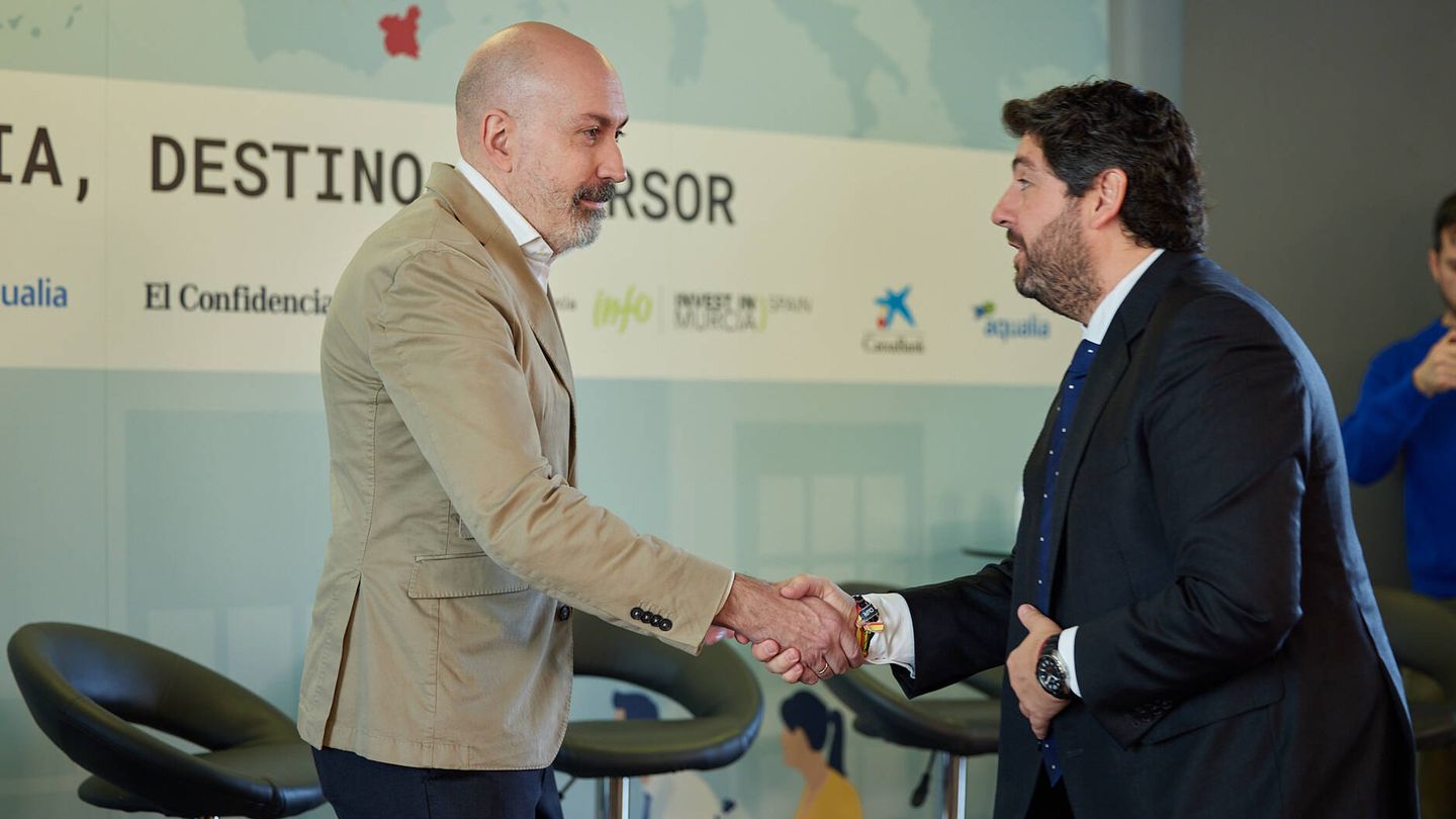 El presidente de la Región de Murcia, Fernando López Miras, saluda al director de El Confidencial, Nacho Cardero, al inicio del foro. (E.C.)