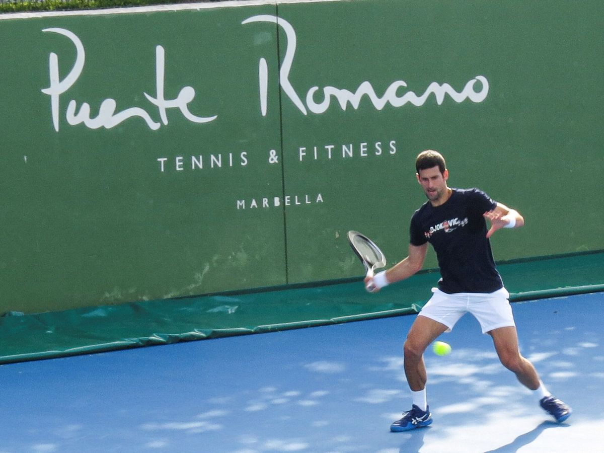 Foto: Djokovic entrena en el club Puente Romano de Marbella. (Reuters)