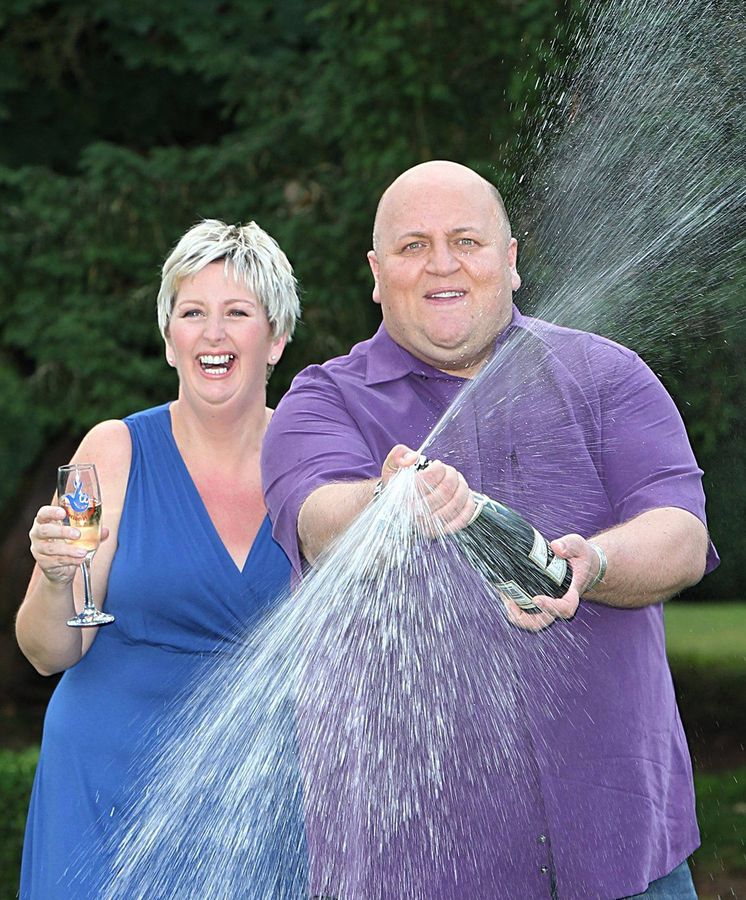 Foto: Adrian y Gillian Bayford fotografiados el día en que recibieron el premio de lotería. (Efe)