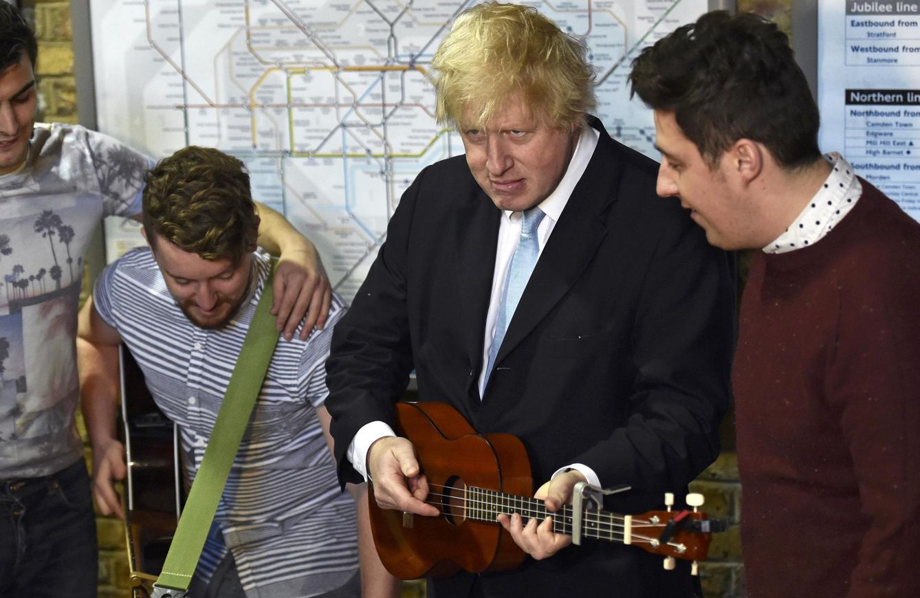 Tocando unos acordes en el metro de la capital británica (Reuters).